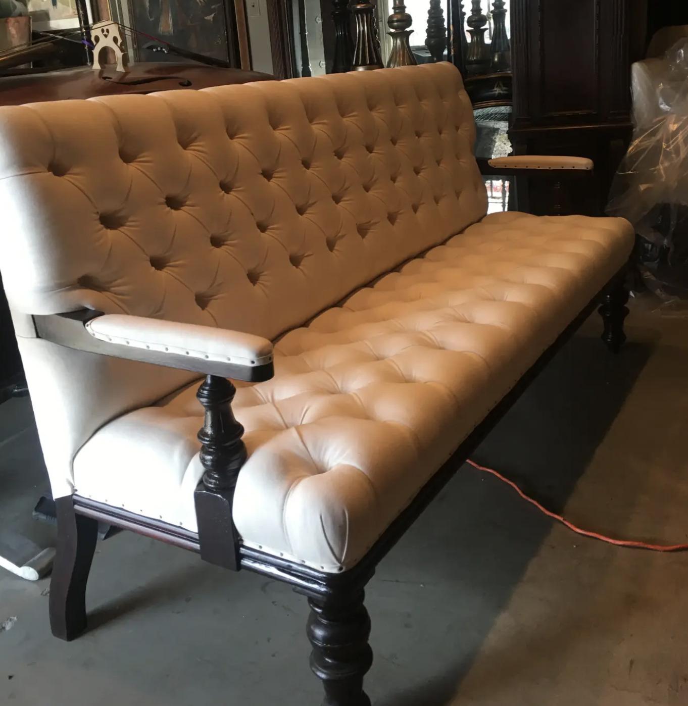 Britannico White Linen Tufted Button Back Chesterfield Couch in vendita