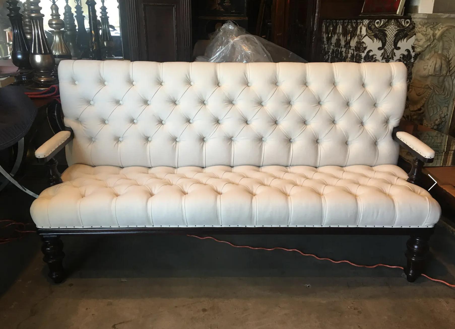 White Linen Tufted Button Back Chesterfield Couch In condizioni buone in vendita a Los Angeles, CA