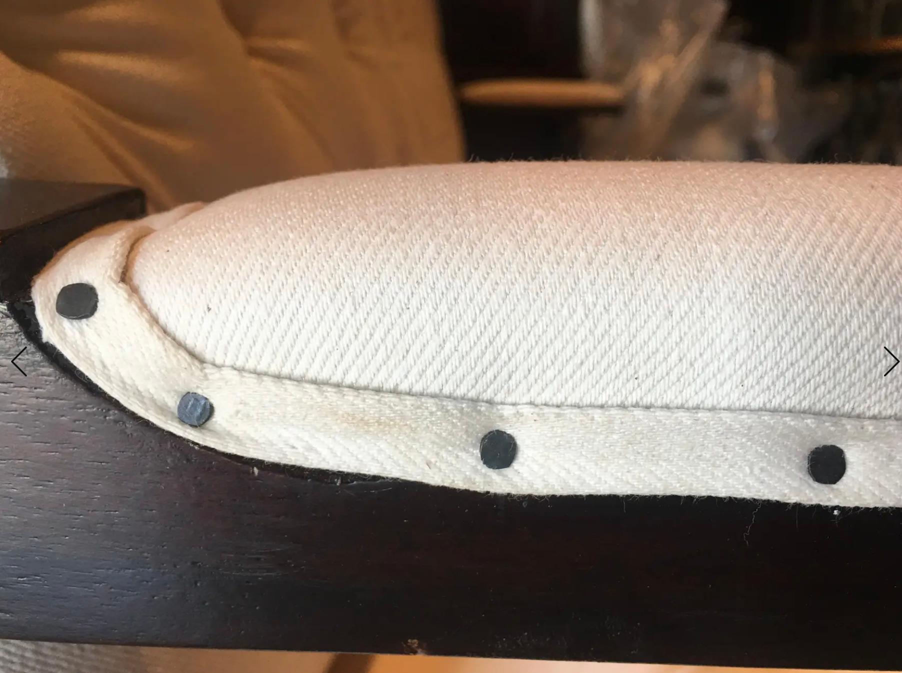 White Linen Tufted Button Back Chesterfield Couch In Excellent Condition For Sale In Los Angeles, CA