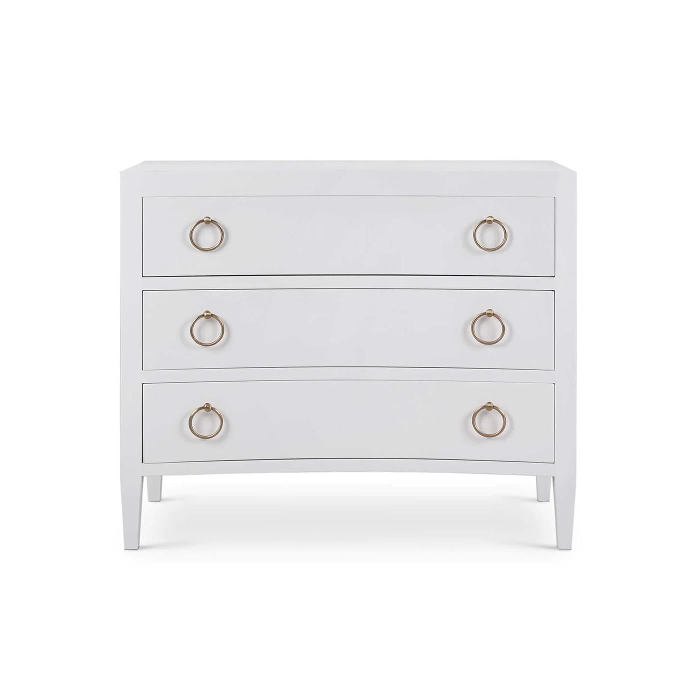 Questo pezzo elegante presenta un design elegante e minimalista avvolto in un vero lino bianco, che emana un'estetica calma e serena.

La sottile texture della finitura in lino ne esalta il fascino moderno, mentre i tre spaziosi cassetti offrono un