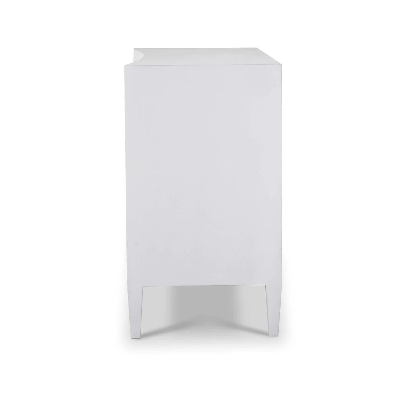Indonesiano Cassettiera moderna con rivestimento in lino bianco in vendita