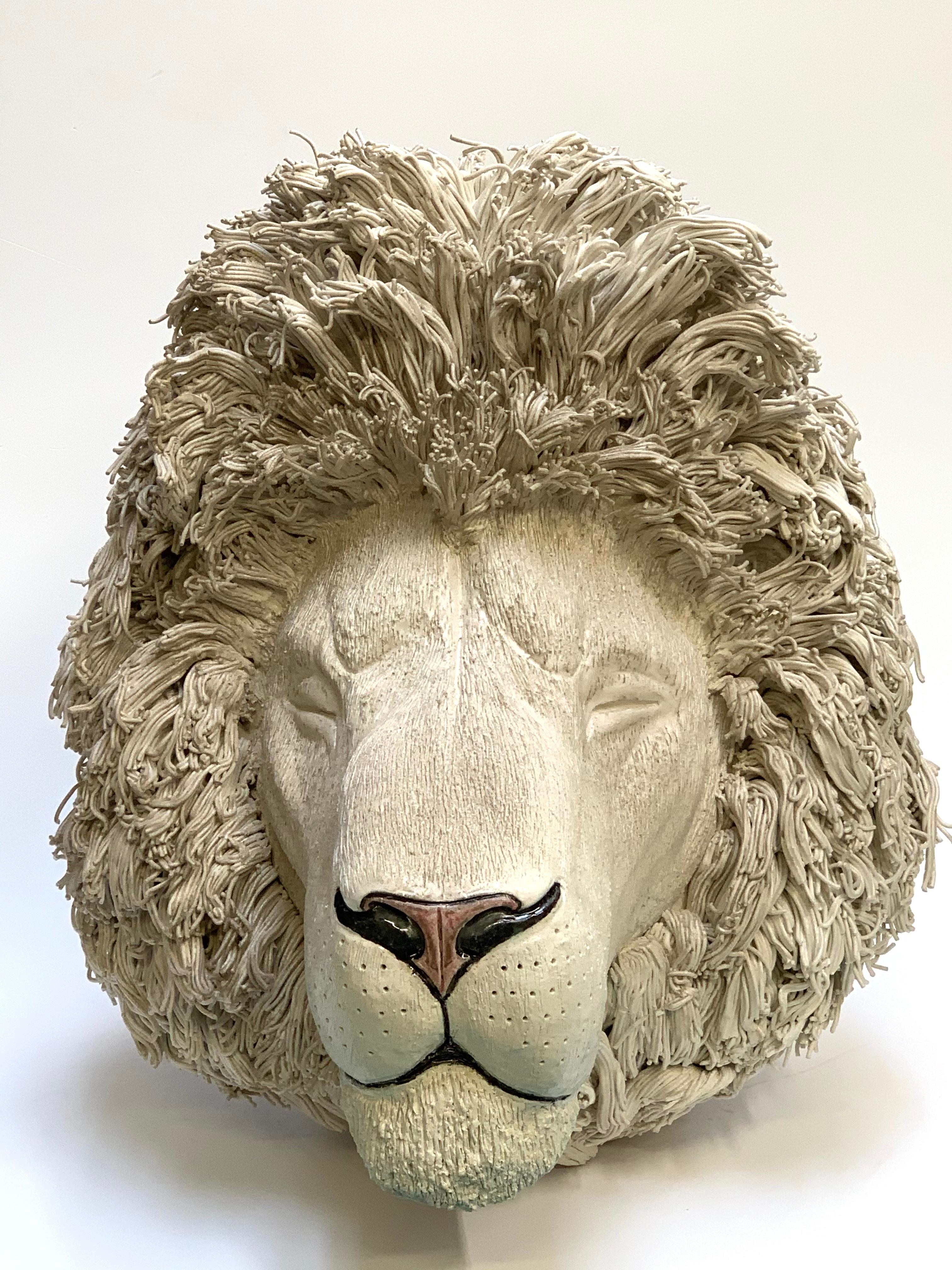 Das Stück ist eine einzigartige Darstellung eines Löwen auf moderne Weise. Das Tier ist sanft mit einer cremefarbenen Farbe bemalt.
Unser Designer fertigt diese Stücke vollständig von Hand an.
  