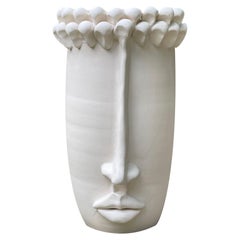 Weiße Vase mit langem Kopf