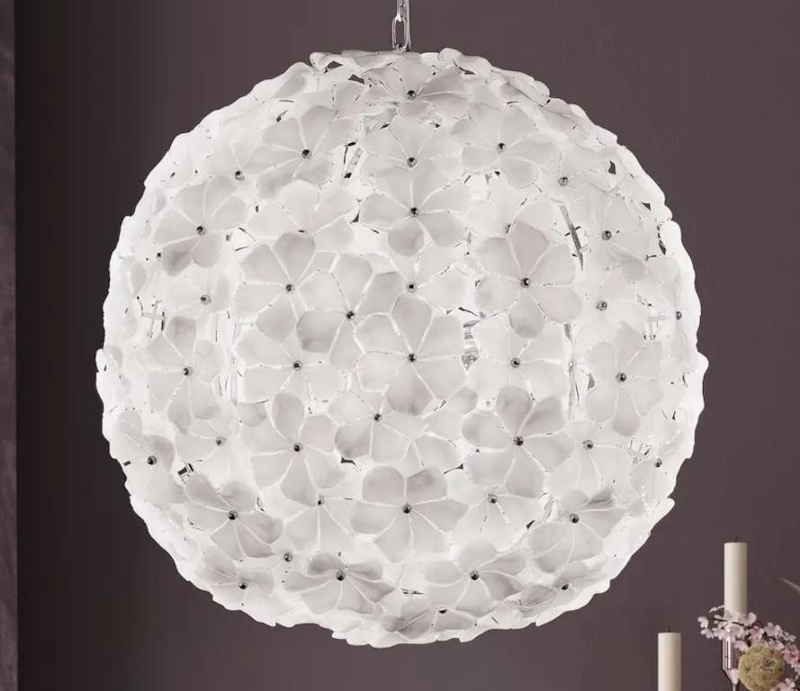 Lampadario italiano con fiori di loto bianchi di Murano soffiati a mano e montati su struttura sferica in cromo / Made in Italy in stile Cenedese
Misure: diametro 31,5 pollici, altezza 31,5 pollici più la catena e il baldacchino
12 luci / tipo E26 o
