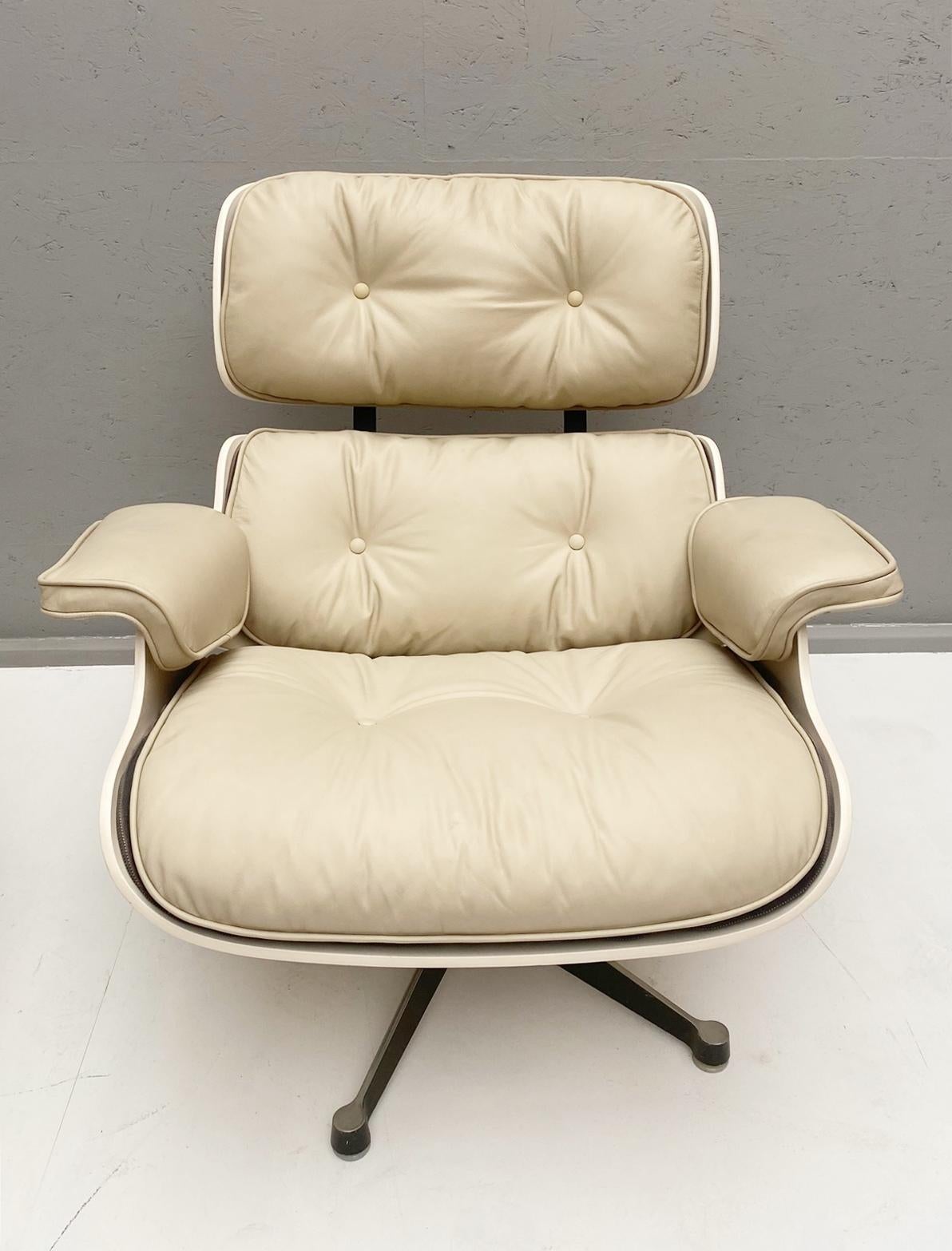 White Lounge Chair and Ottoman in Style of Charles and Ray Eames In Good Condition In Brussels, BE