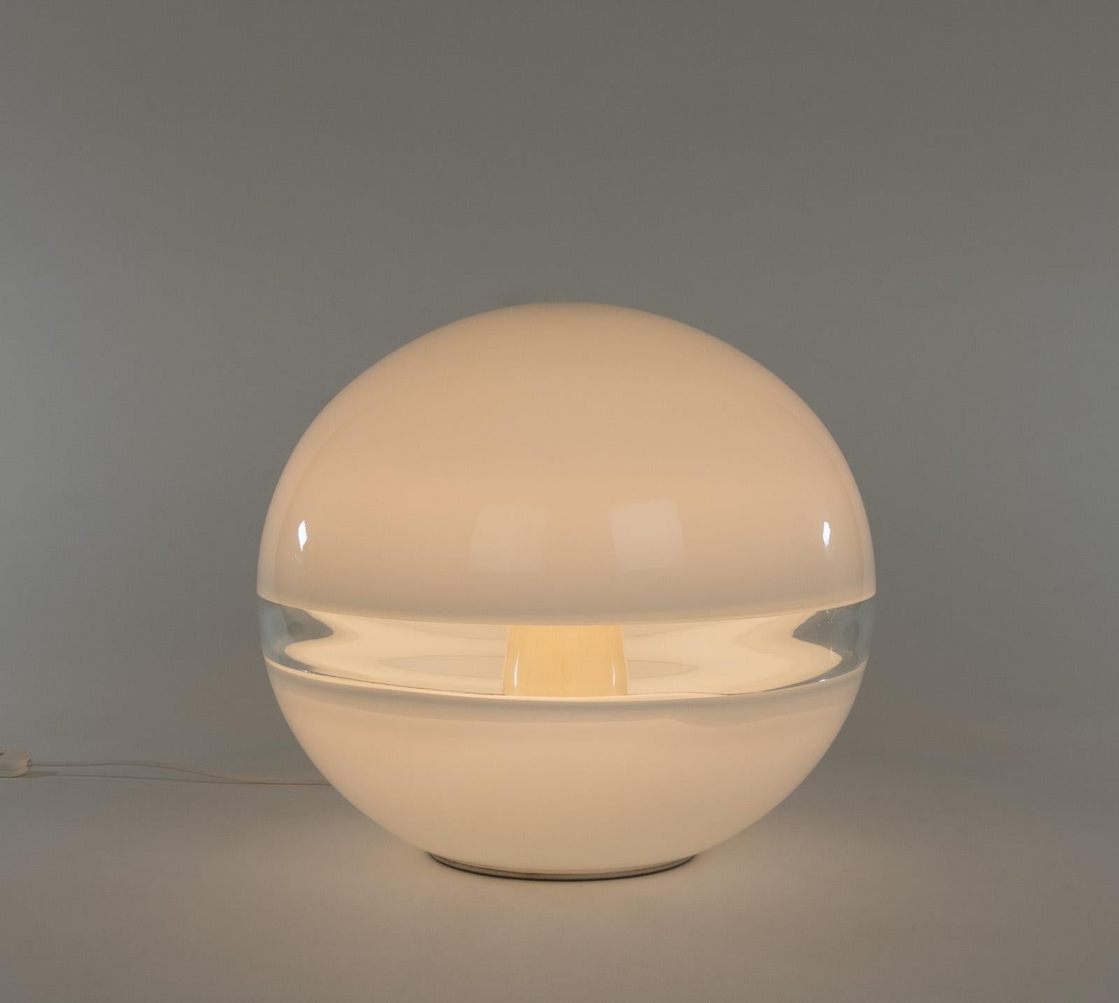 Lámpara de sobremesa LT 231 blanca diseñada por Carlo Nason y fabricada en la década de 1970 por el cristalero de Murano A.V. Mazzega. La lámpara es de cristal de Murano blanco y tiene una banda de cristal.

Este modelo se fabricó en dos tamaños;