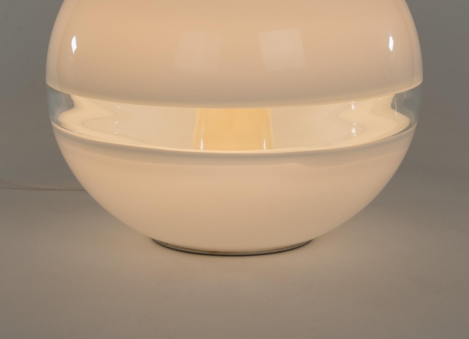 Lámpara de mesa LT 231 blanca de Carlo Nason para A.V. Mazzega, años 70 finales del siglo XX en venta