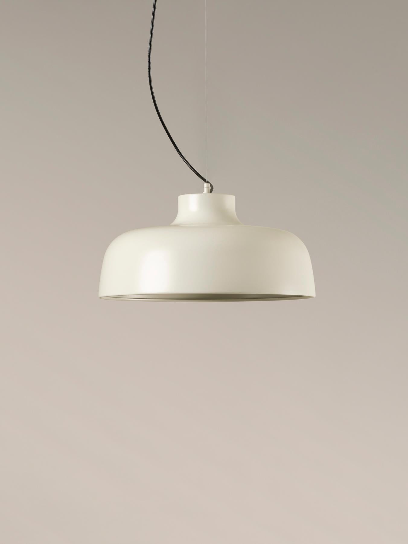 White M68 pendant lamp by Miguel Milá
Dimensions: D 46 x H 22 cm
Materials: Aluminum.
Available in other colors.

The redolent shades of M68, in vibrant red, white or matt black, as well as polished aluminium, were inspired by the shape of a