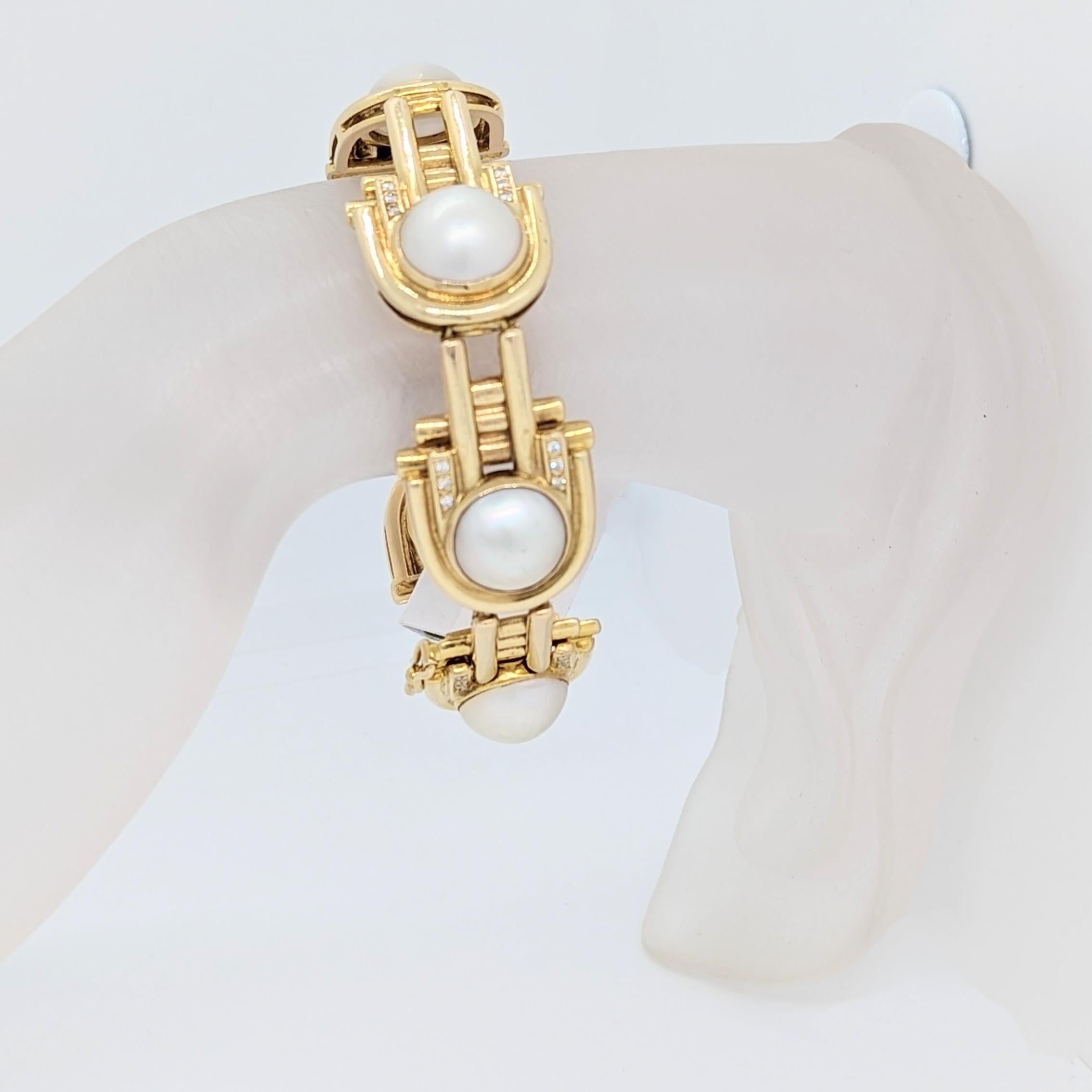 Wunderschöne weiße Mabe-Perle (6 Perlen) und runde weiße Diamanten von 0,50 ct. guter Qualität.  Handgefertigt in 14k Gelbgold.  Die Länge beträgt 7,25