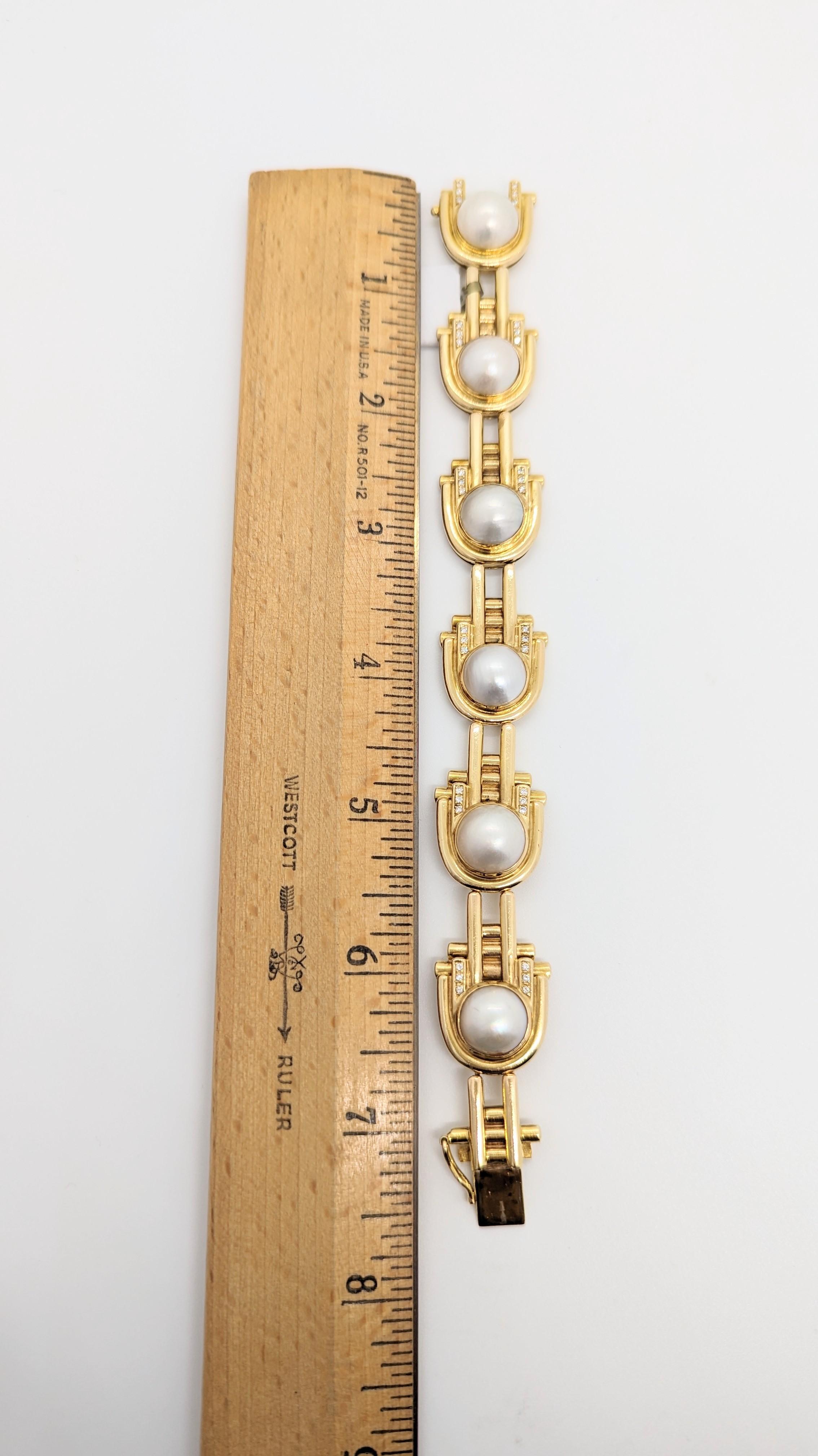 Armband aus 14 Karat Gelbgold mit weißer Mabe-Perle und weißen Diamanten im Angebot 1