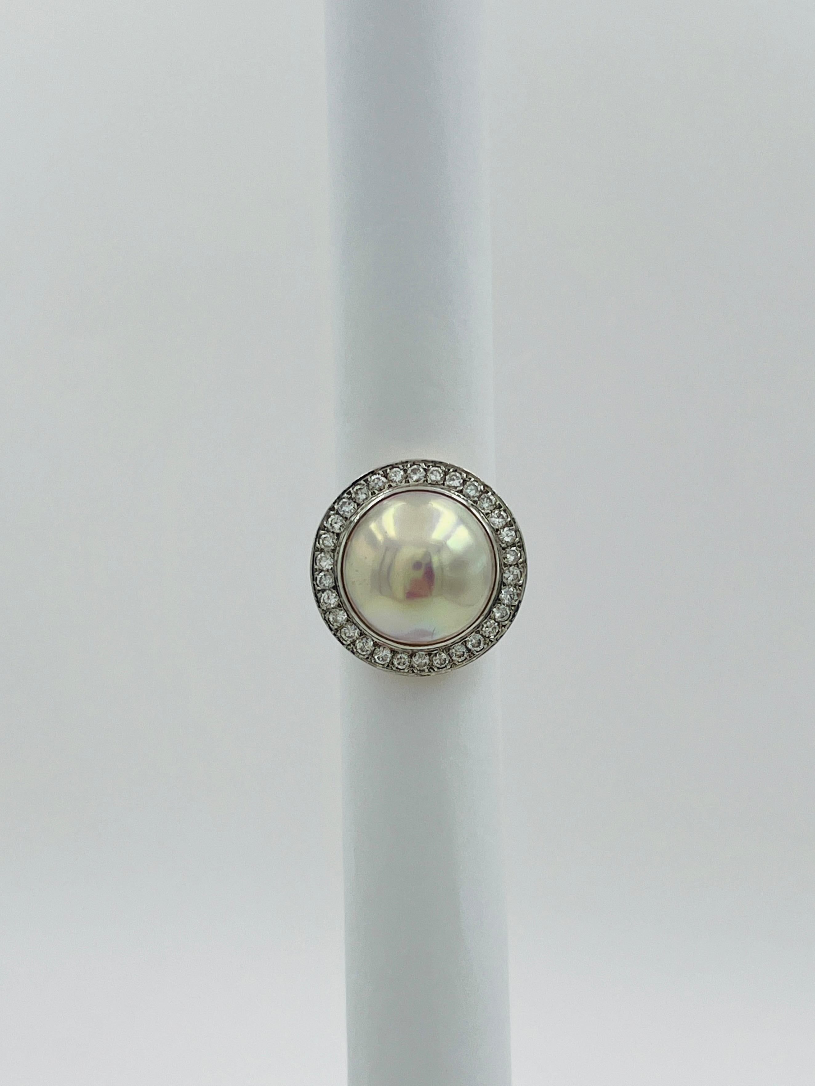 White Mabe Pearl and White Diamond Ring in Platinum & 18K Yellow Gold In New Condition For Sale In Los Angeles, CA