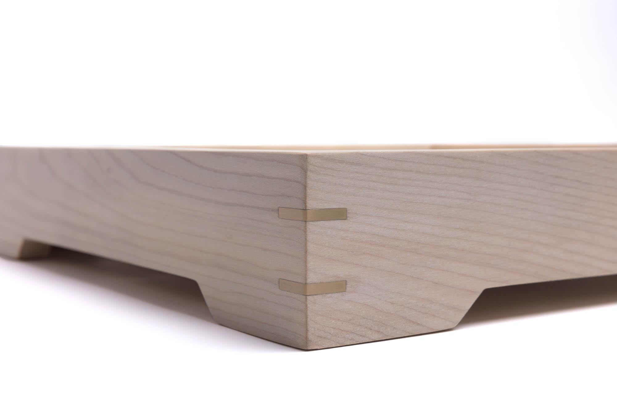 Plateau en bois et laiton blanc Magnolia pour vaisselle de bar ou exposition par Alabama Sawyer Neuf - En vente à Birmingham, AL