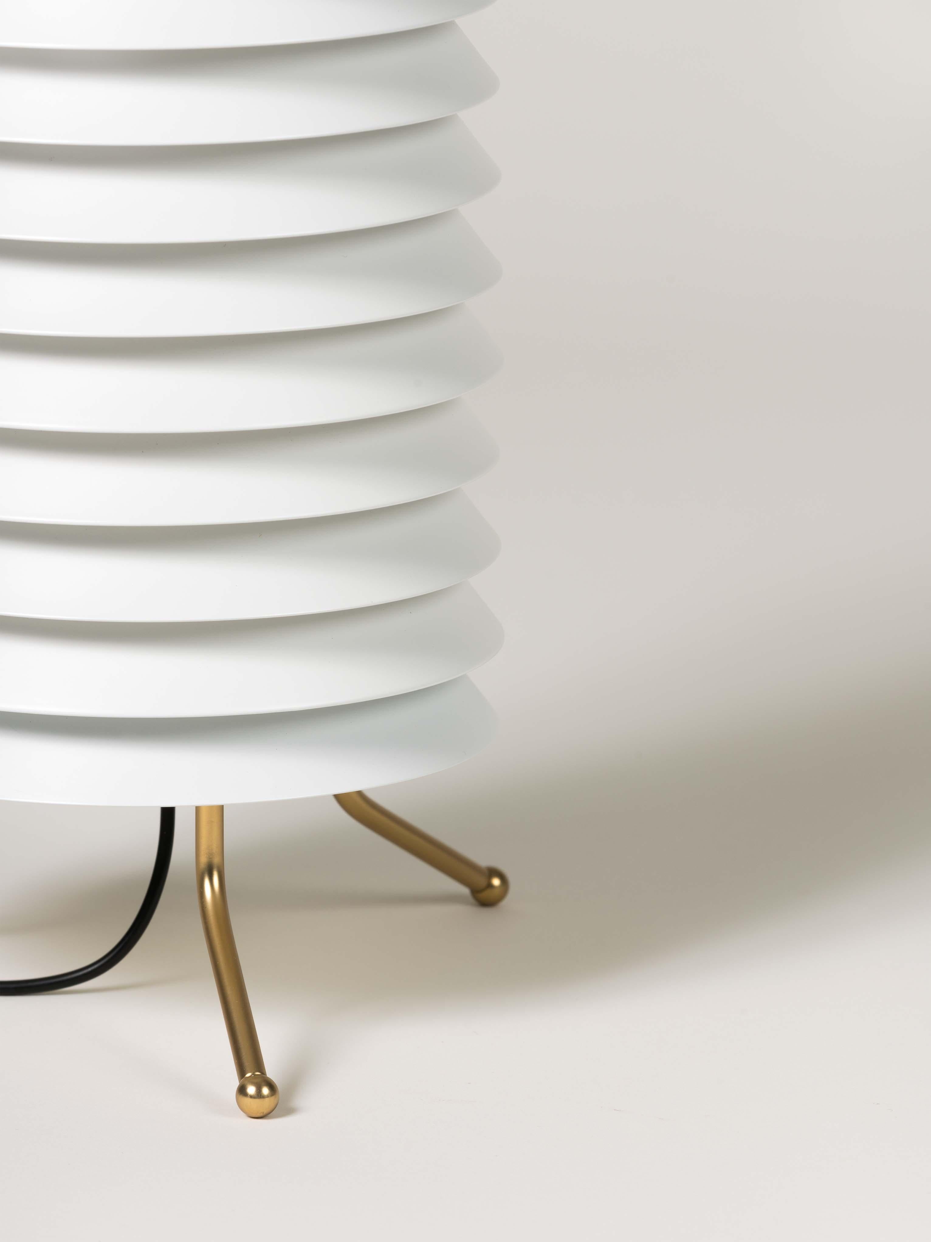 White Maija Table Lamp by Ilmari Tapiovaara In New Condition For Sale In Geneve, CH