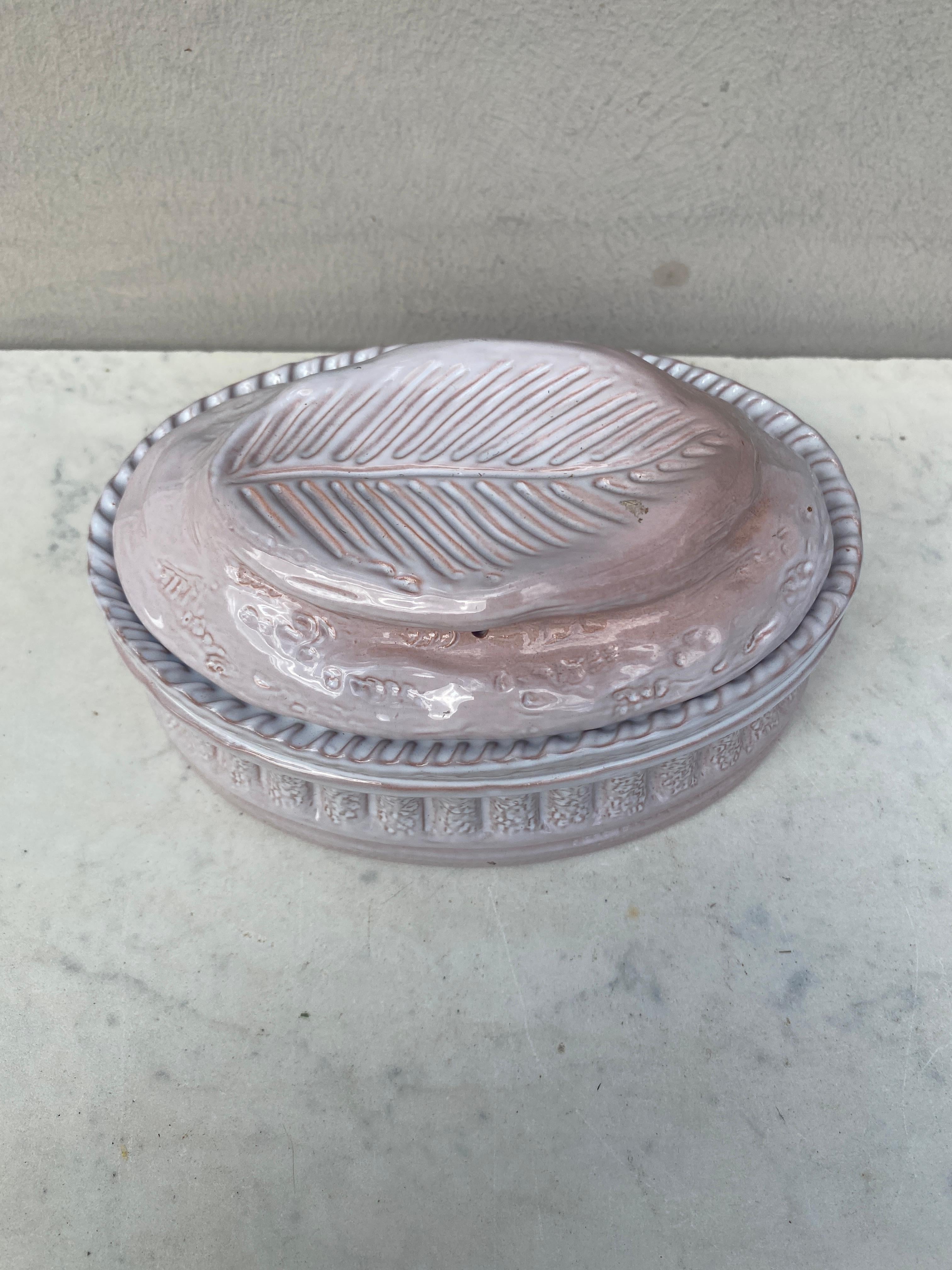 Zuppiera in maiolica bianca Digoin & Sarreguemines Circa 1950.