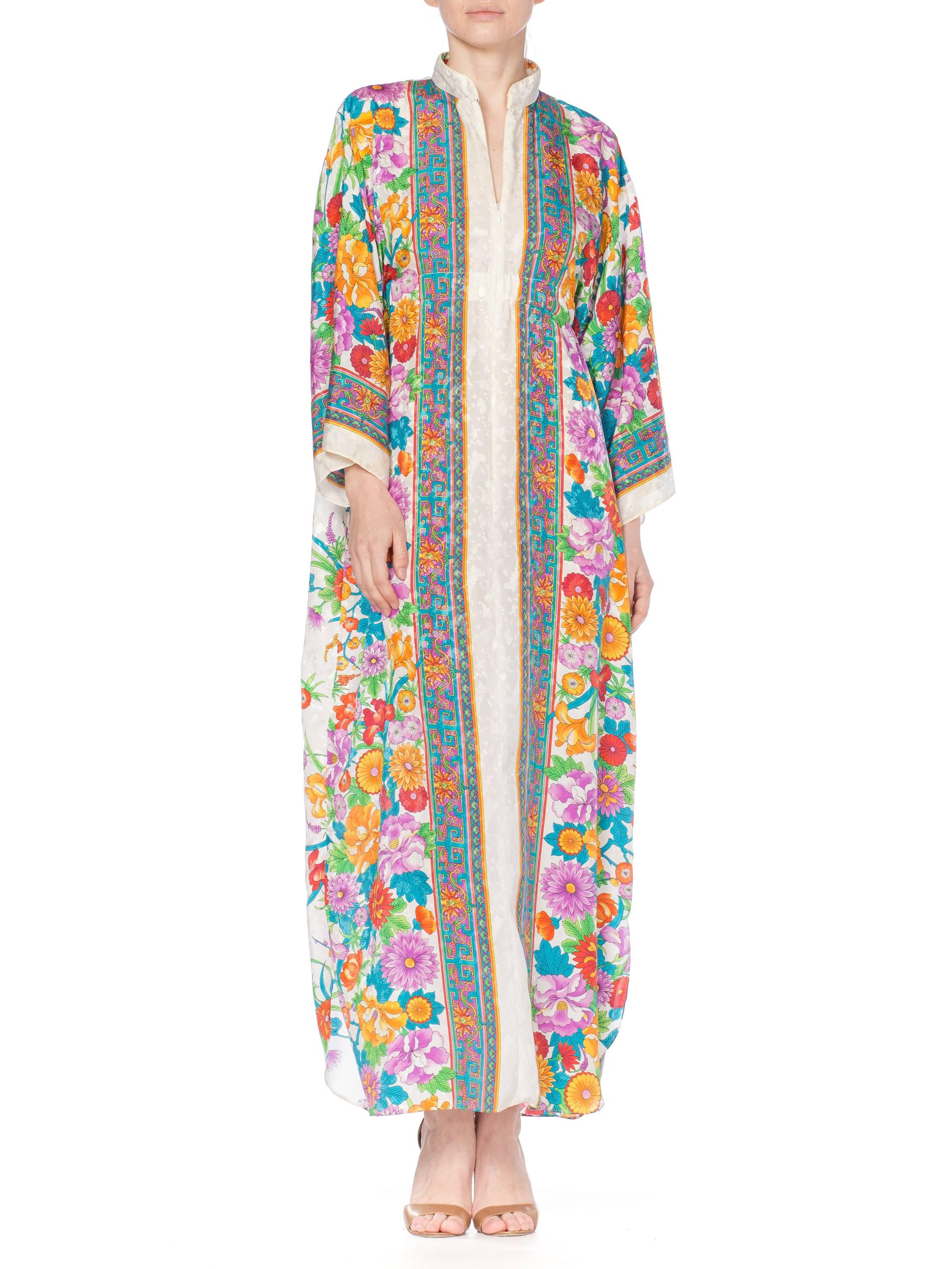 White Mandarin Collar Satin Floral Half Zip Kaftan, 1980s In Excellent Condition In New York, NY