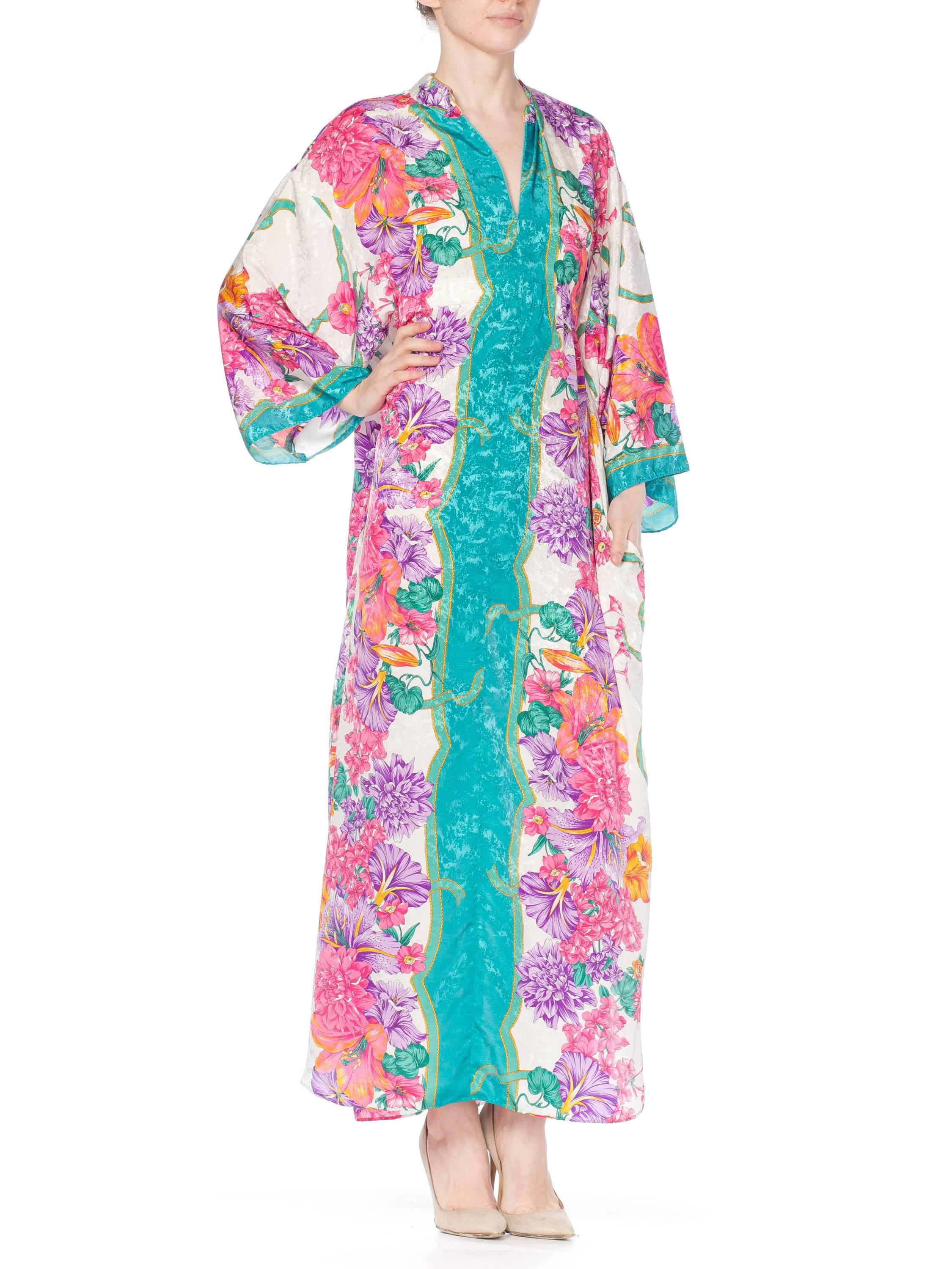 White Mandarin Collar 1980s Satin Tropical Floral Half Zip Kaftan In Excellent Condition In New York, NY