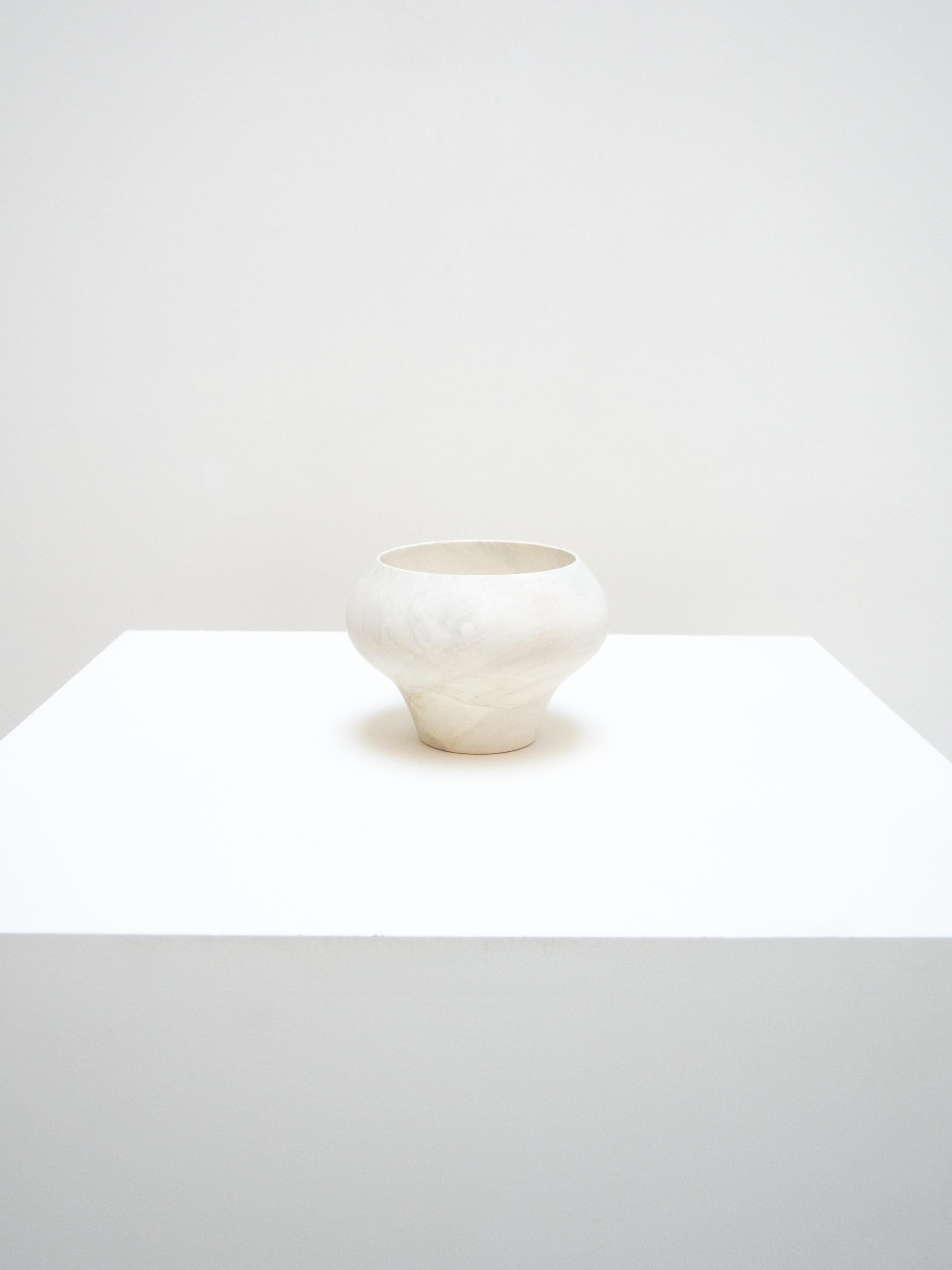 Turned by Abigail Castañeda, this maple bowl captivates with its sculptural shape and delicate lines. The unexpectedly white wood captures the light and reveals a subtle, almost silky grain. A piece where the purity of the wood meets the precision
