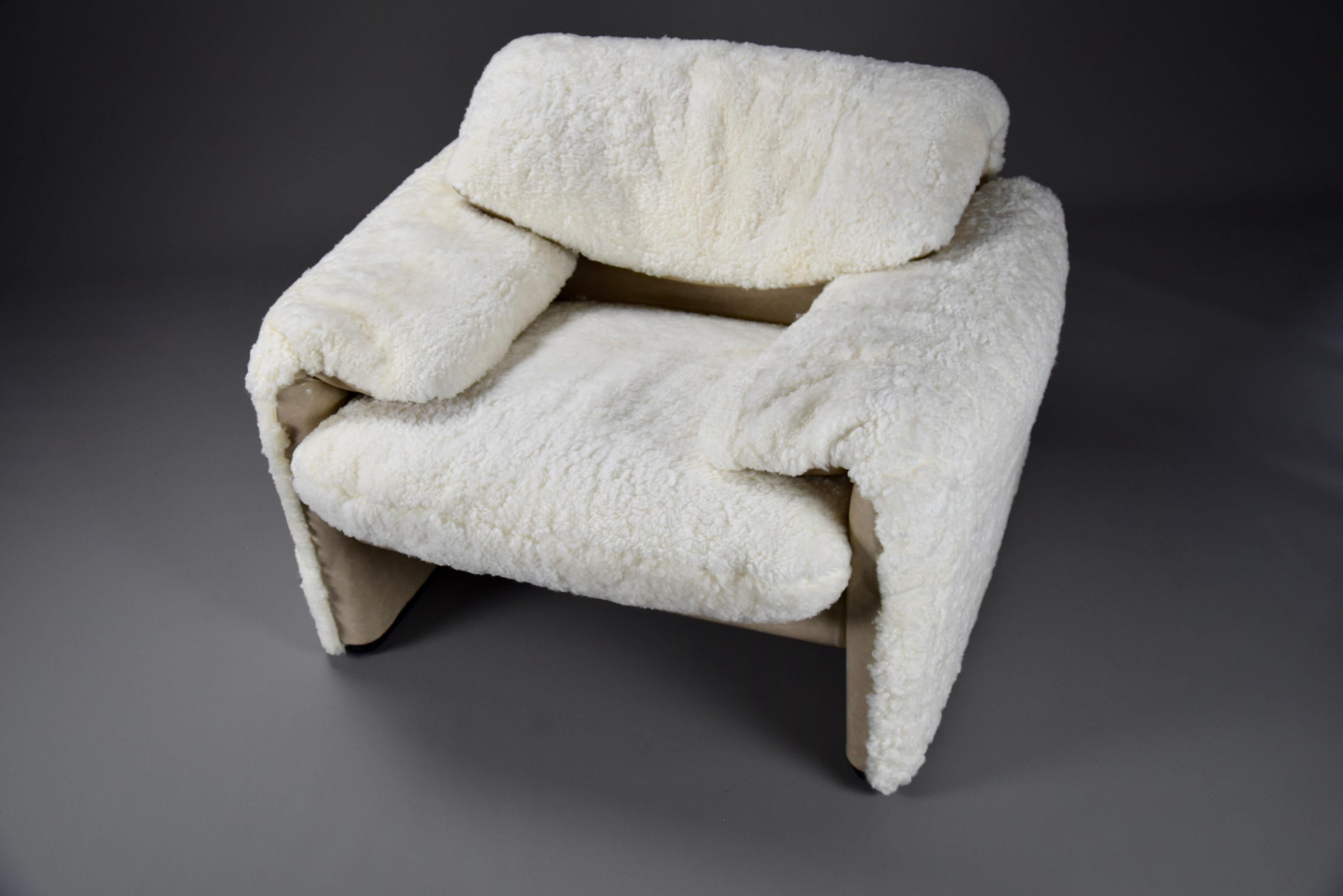 Mid-Century Modern White Sheepskin Maralunga Armchair by Vico Magistretti for Cassina, Italy