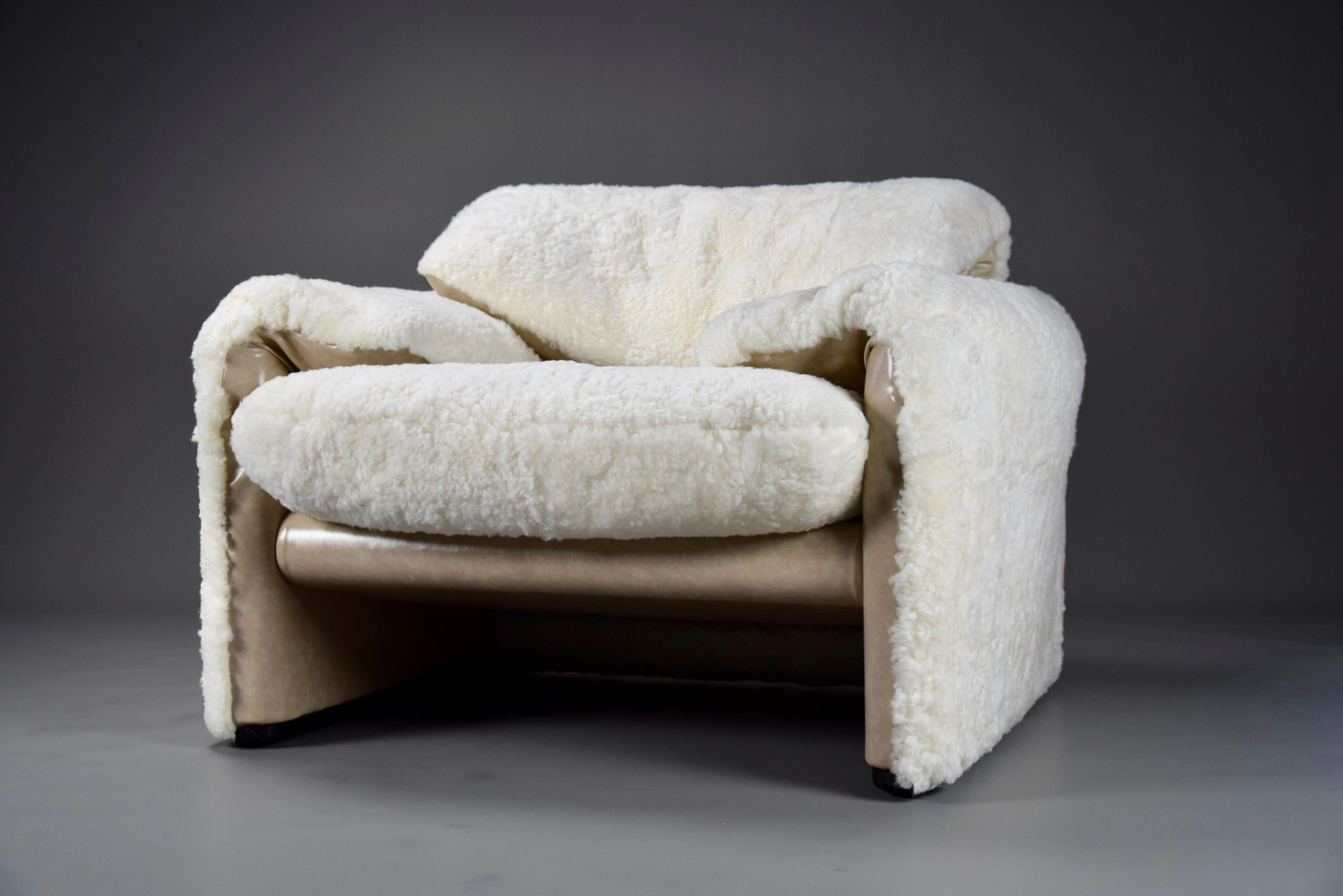 White Sheepskin Maralunga Armchair by Vico Magistretti for Cassina, Italy In Good Condition In Weesp, NL