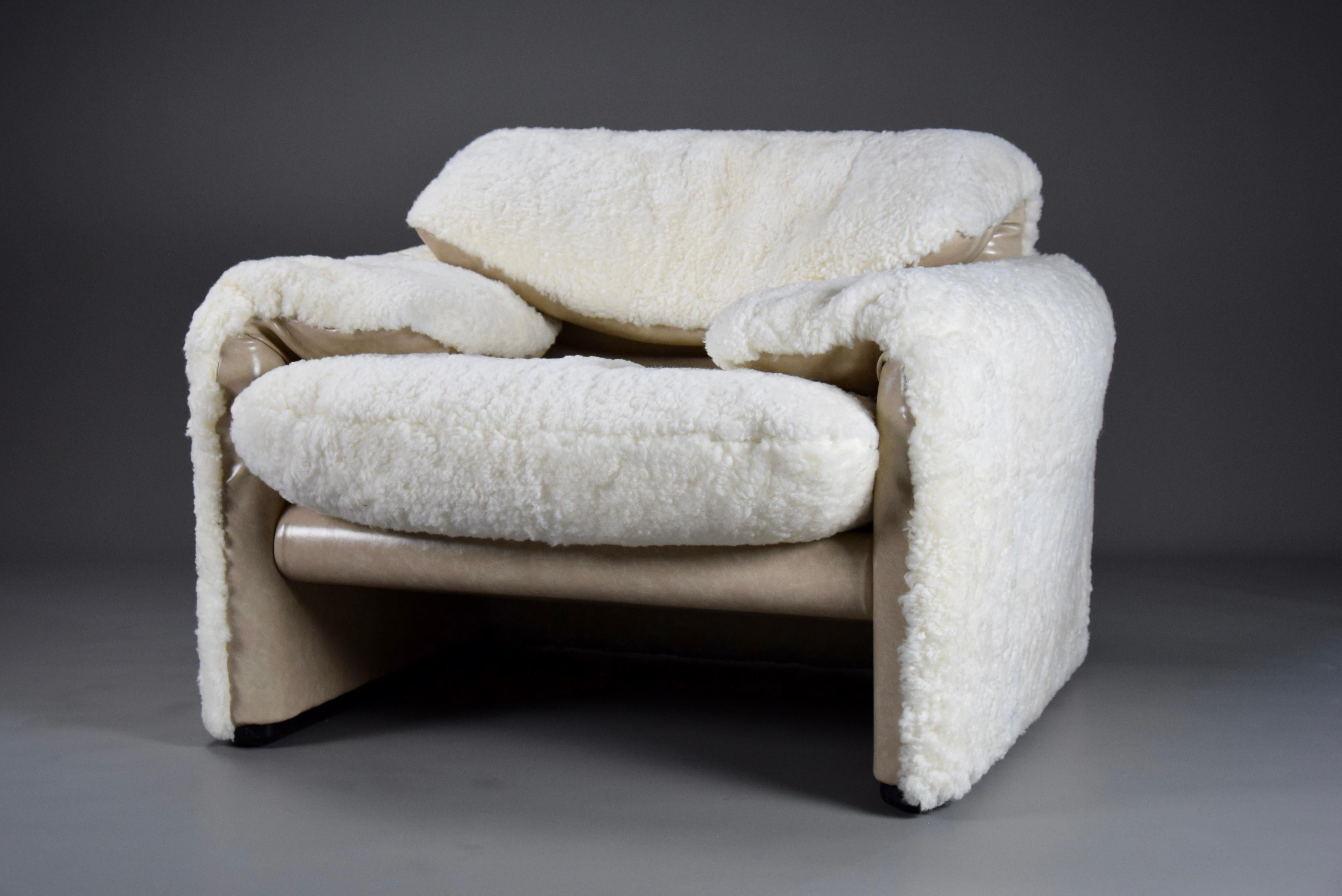 White Sheepskin Maralunga Armchair by Vico Magistretti for Cassina, Italy 2