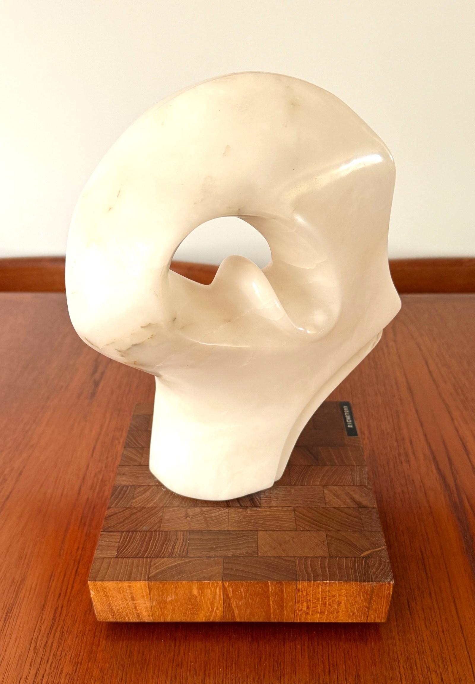 White Marble Abstract Sculpture Dichotomy Biomorphic In condizioni buone in vendita a Newfoundland, PA