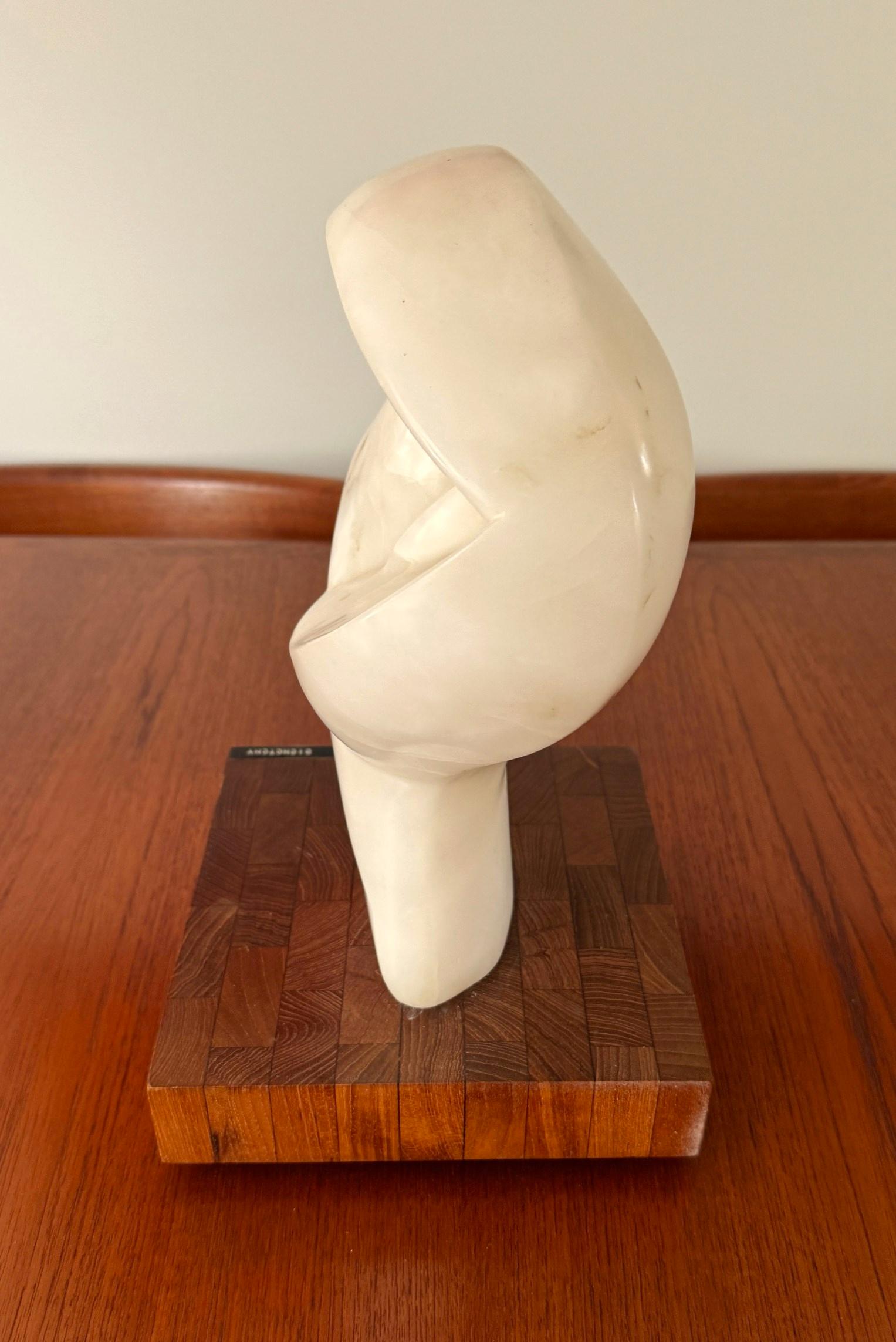 Metà XX secolo White Marble Abstract Sculpture Dichotomy Biomorphic in vendita