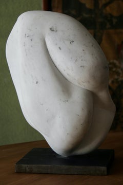 Abstrakte Skulptur aus weißem Marmor