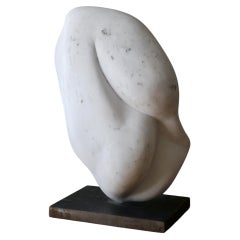 Abstrakte Skulptur aus weißem Marmor