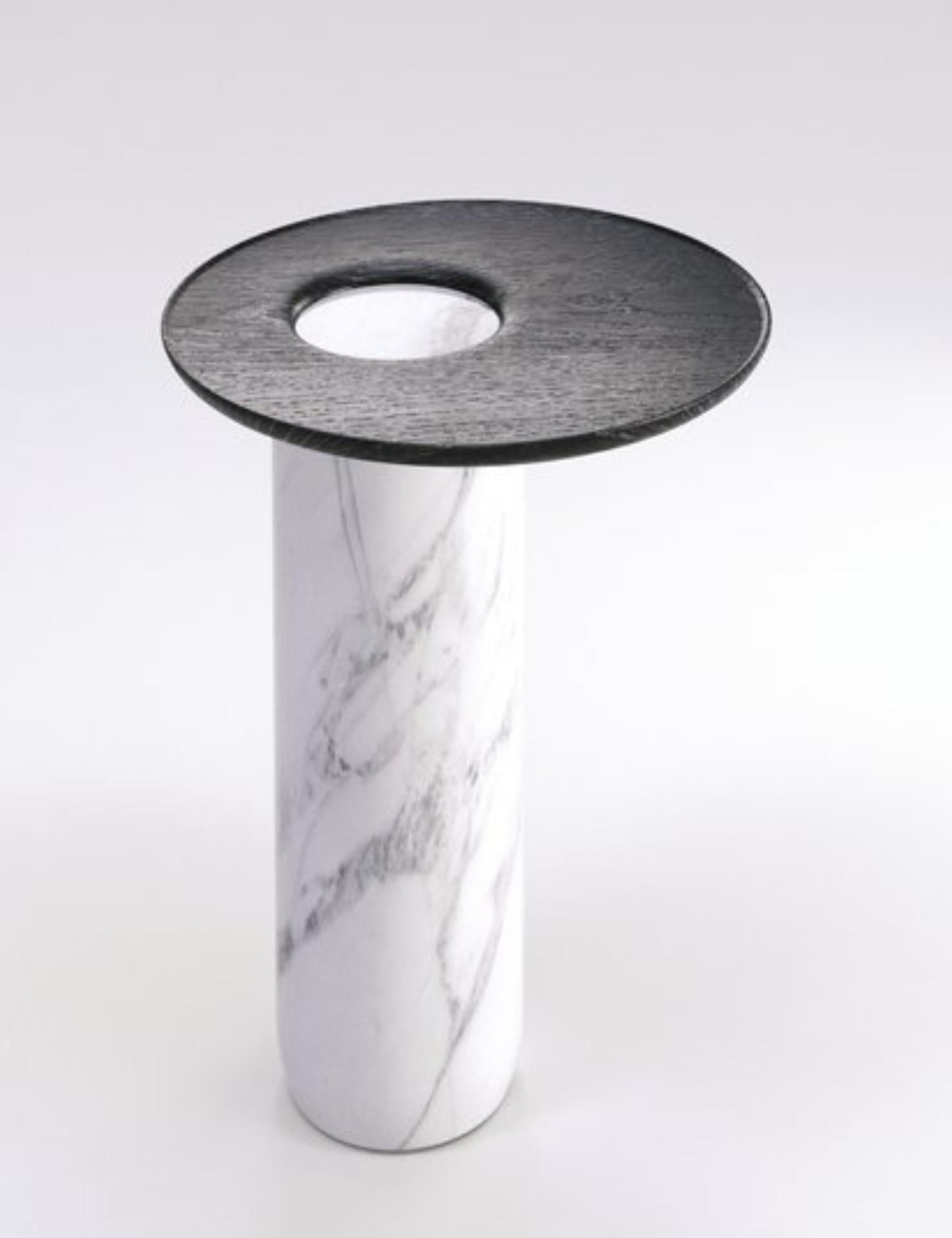 Tables basses ou d'appoint centrales en marbre blanc et chêne noir en vente 5