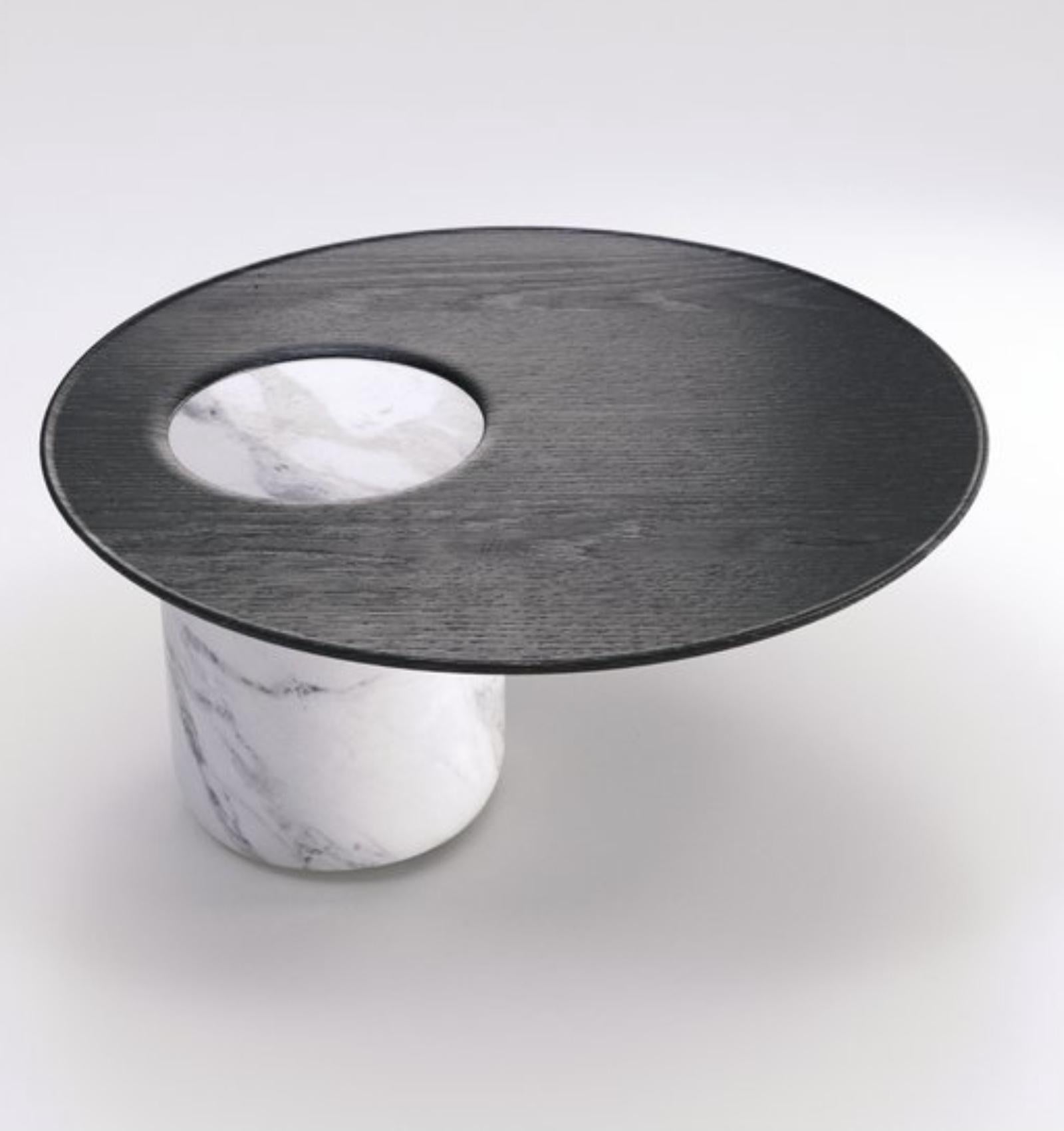 Tables basses ou d'appoint centrales en marbre blanc et chêne noir en vente 7