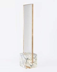 Miroir sur pied coexistant en marbre blanc et laiton par Slash Objects