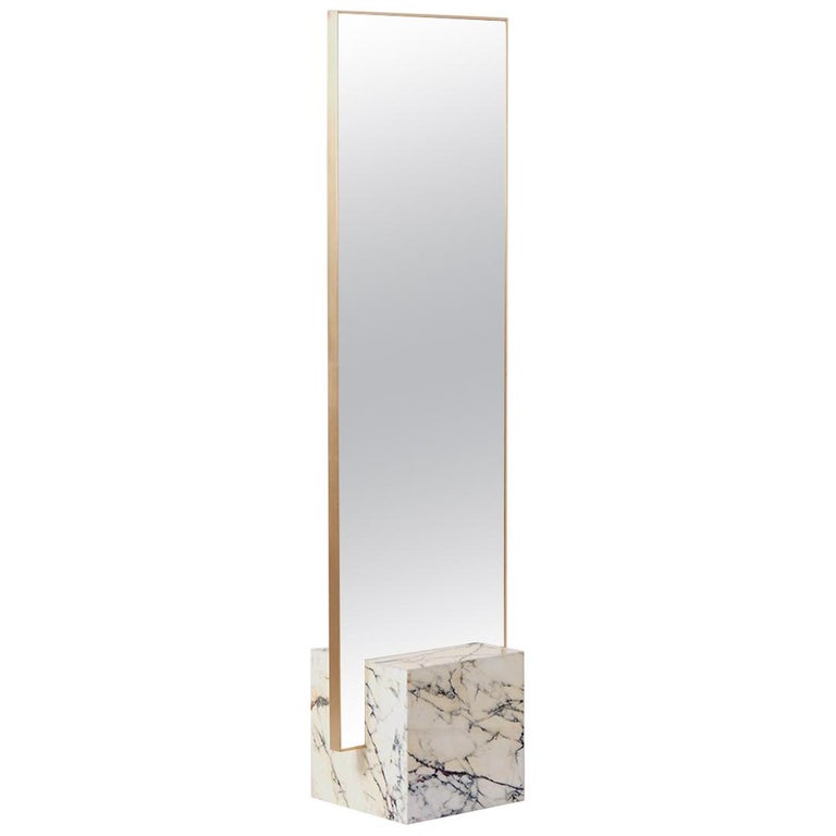 Miroir sur pied coexistant en marbre blanc et laiton par Slash Objects En  vente sur 1stDibs