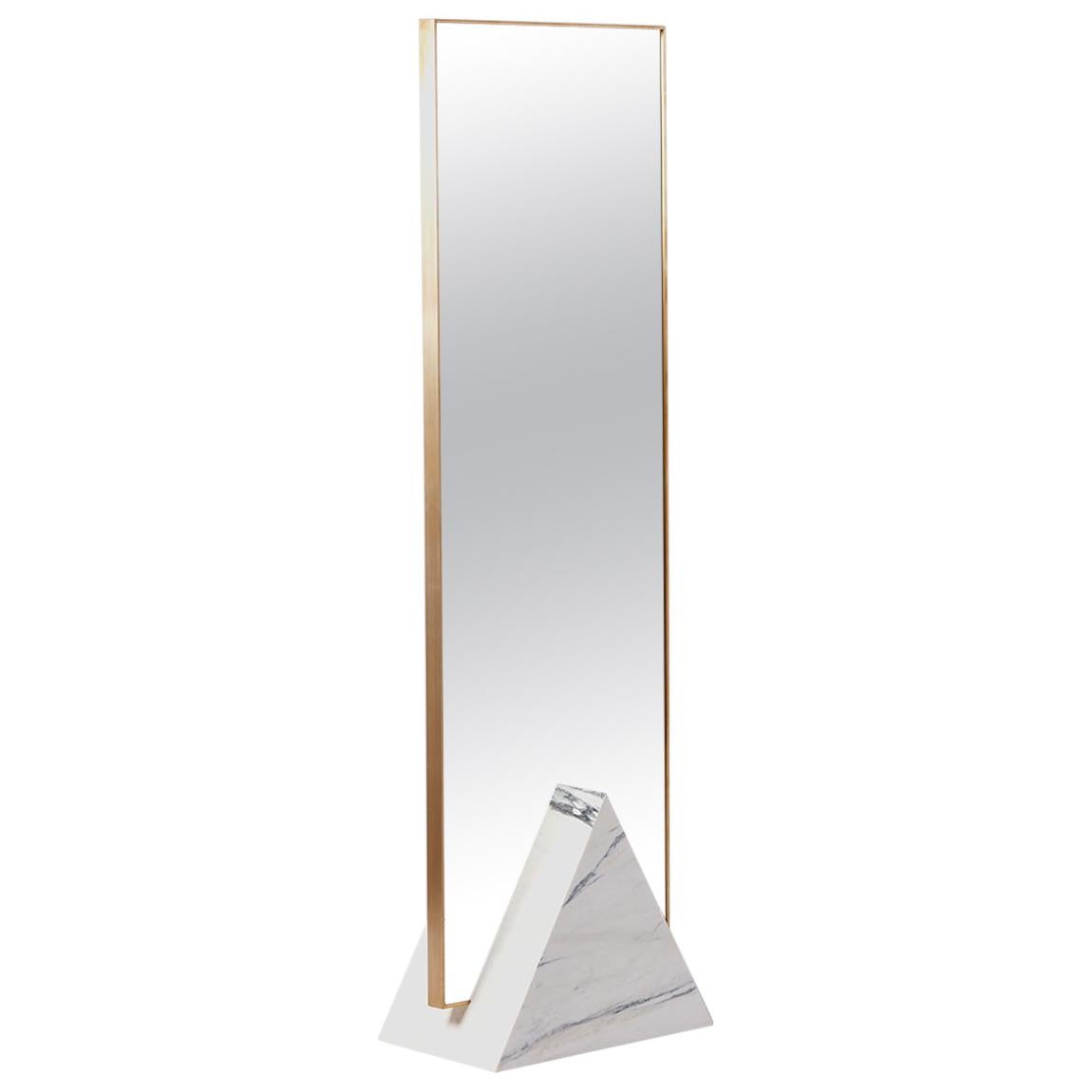 Miroir à trois pieds coexistant en marbre blanc et laiton par Slash Objects