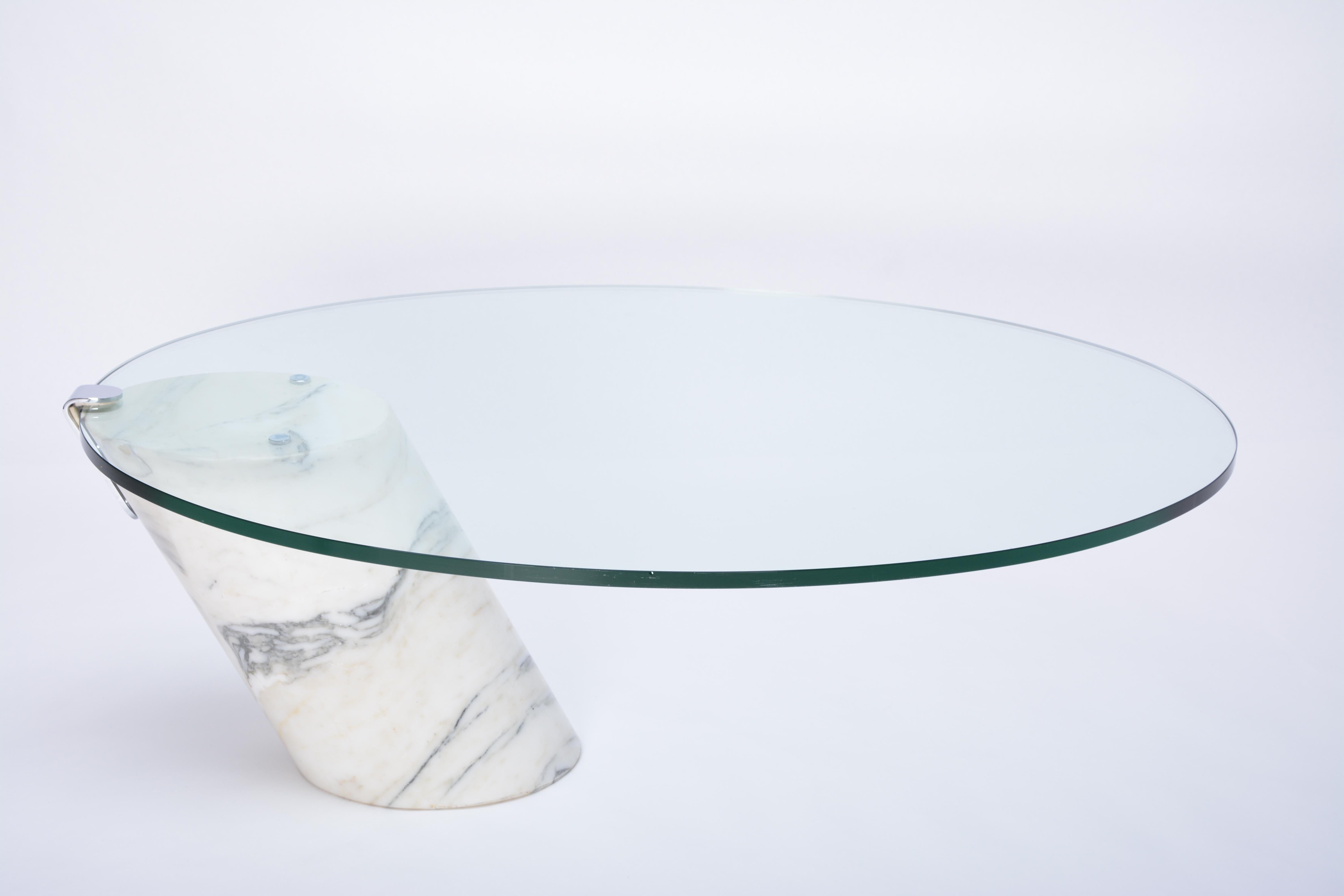Allemand Table basse en marbre blanc et verre Modèle K1000 par Team Form pour Ronald Schmitt en vente