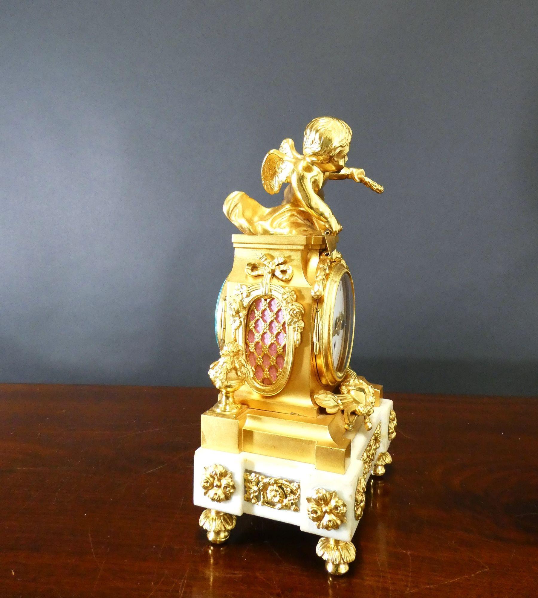 Autrichien Pendule de cheminée en marbre blanc et bronze doré en vente