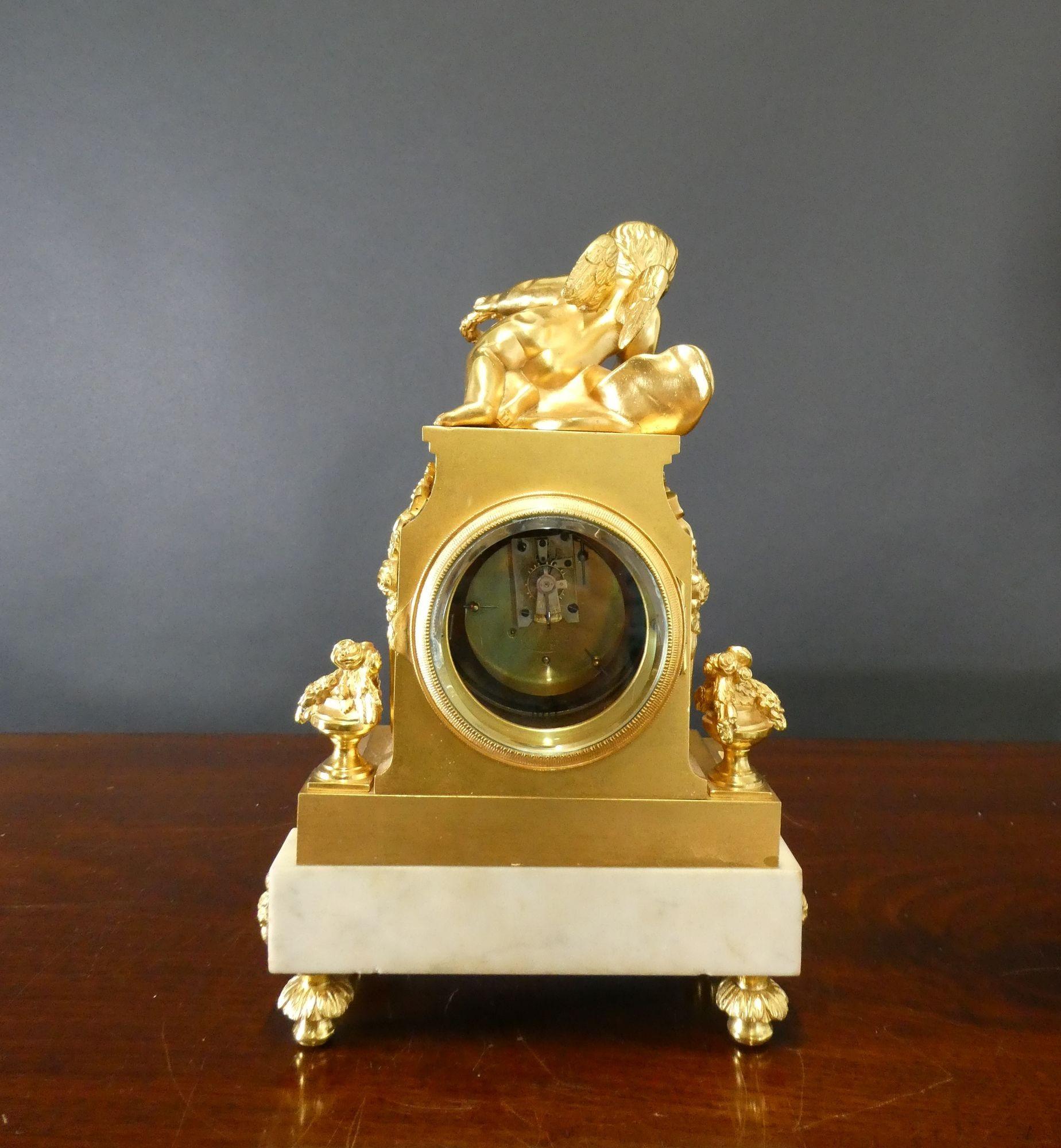 Pendule de cheminée en marbre blanc et bronze doré Bon état - En vente à Norwich, GB