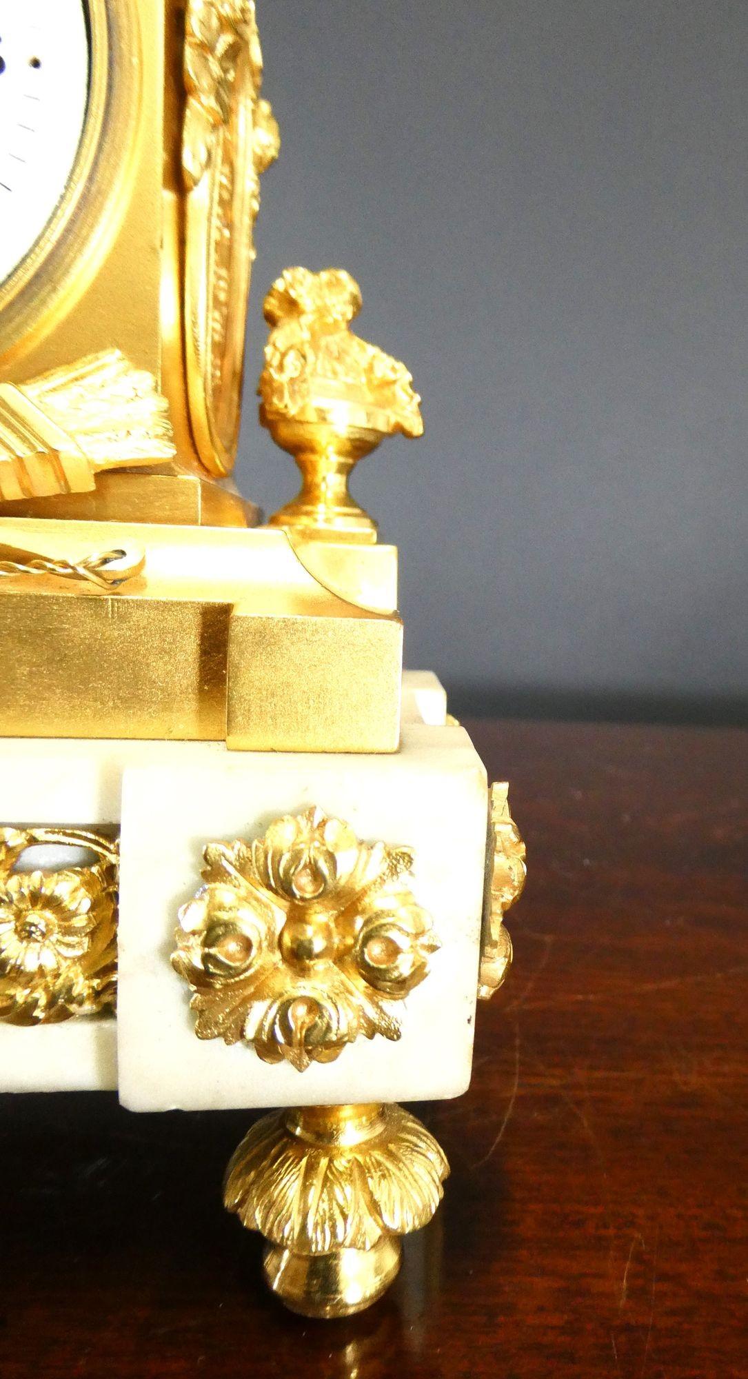 Pendule de cheminée en marbre blanc et bronze doré en vente 1