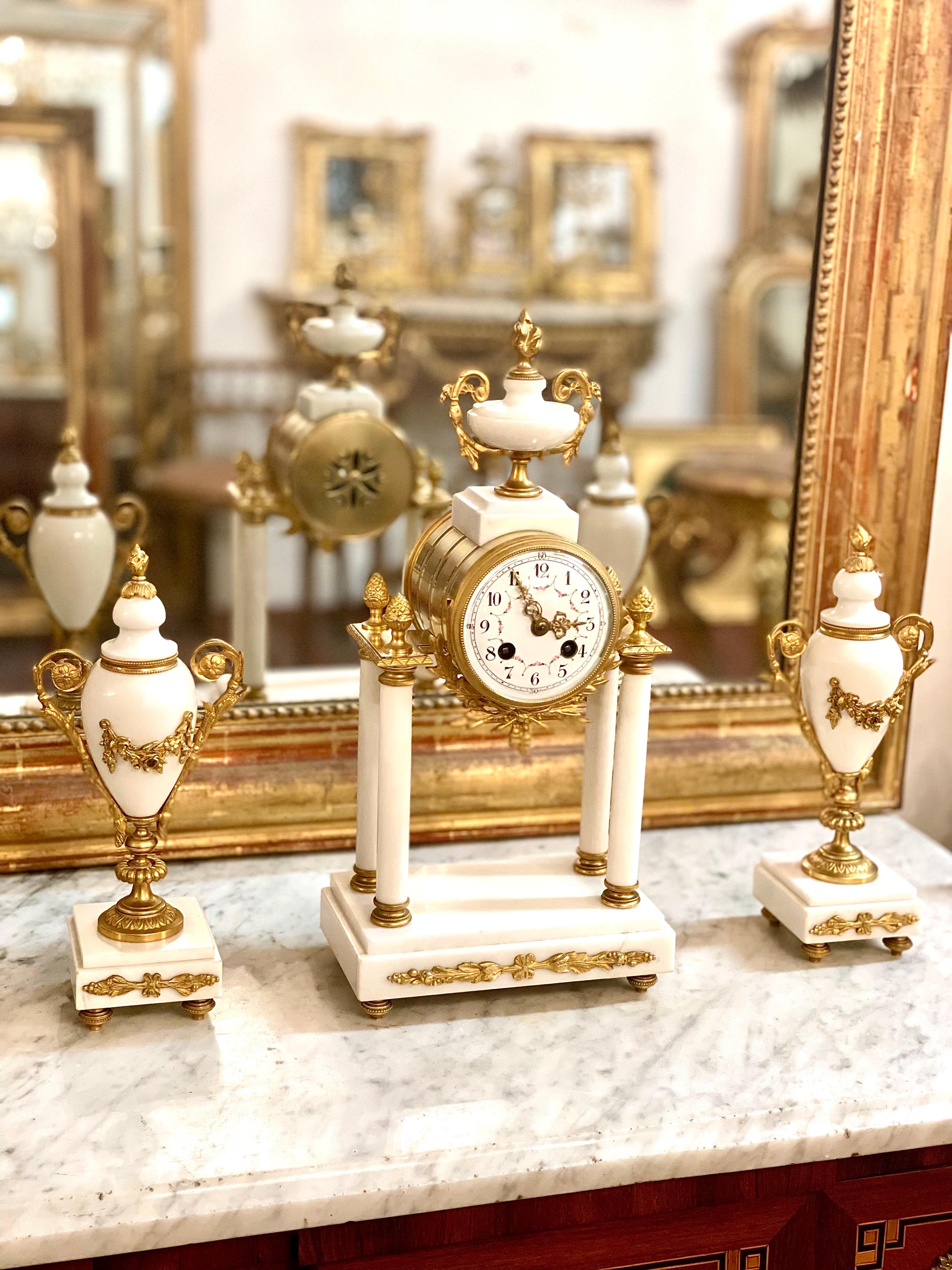 Louis XVI Horloge de manteau Portique en marbre blanc et bronze doré en vente