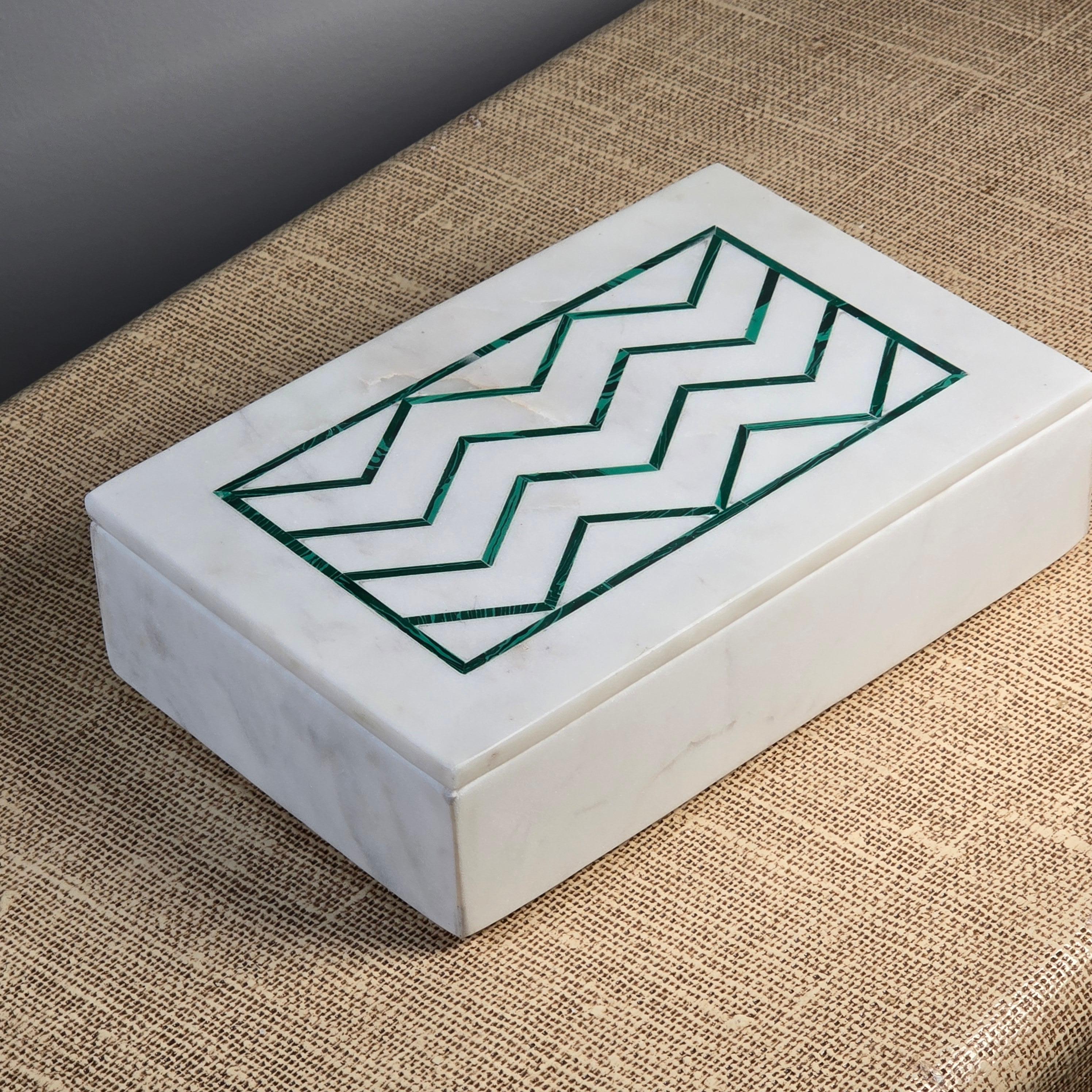 Box aus weißem Marmor mit Malachit-Intarsien (Hollywood Regency) im Angebot
