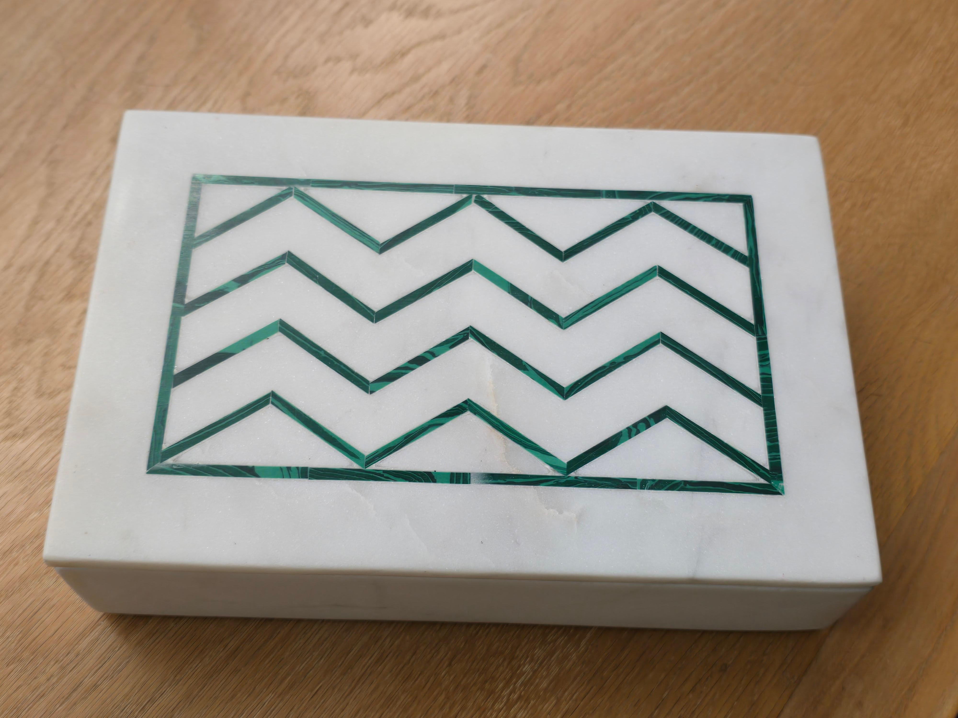 Box aus weißem Marmor mit Malachit-Intarsien (21. Jahrhundert und zeitgenössisch) im Angebot