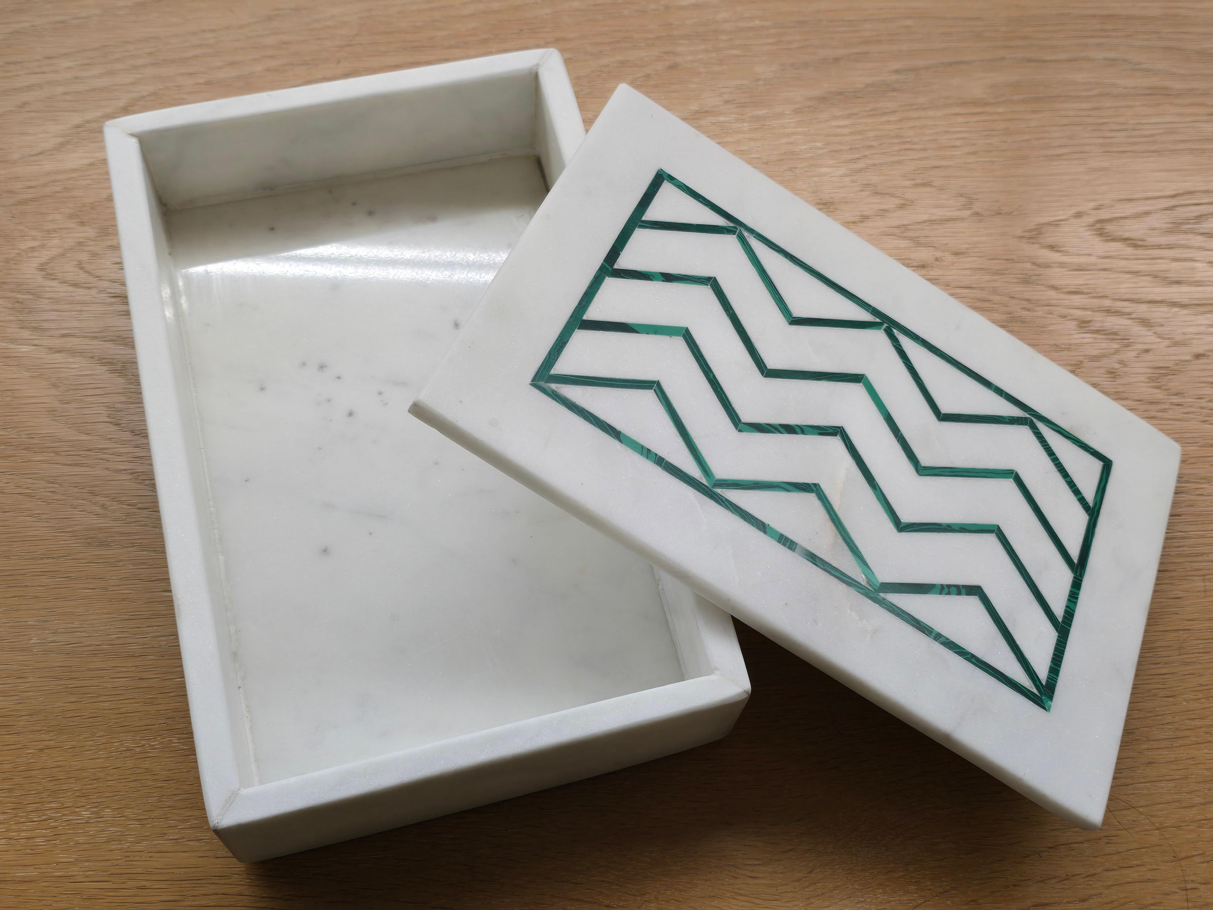 Box aus weißem Marmor mit Malachit-Intarsien im Angebot 3