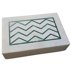 Caja de mármol blanco con incrustaciones de malaquita