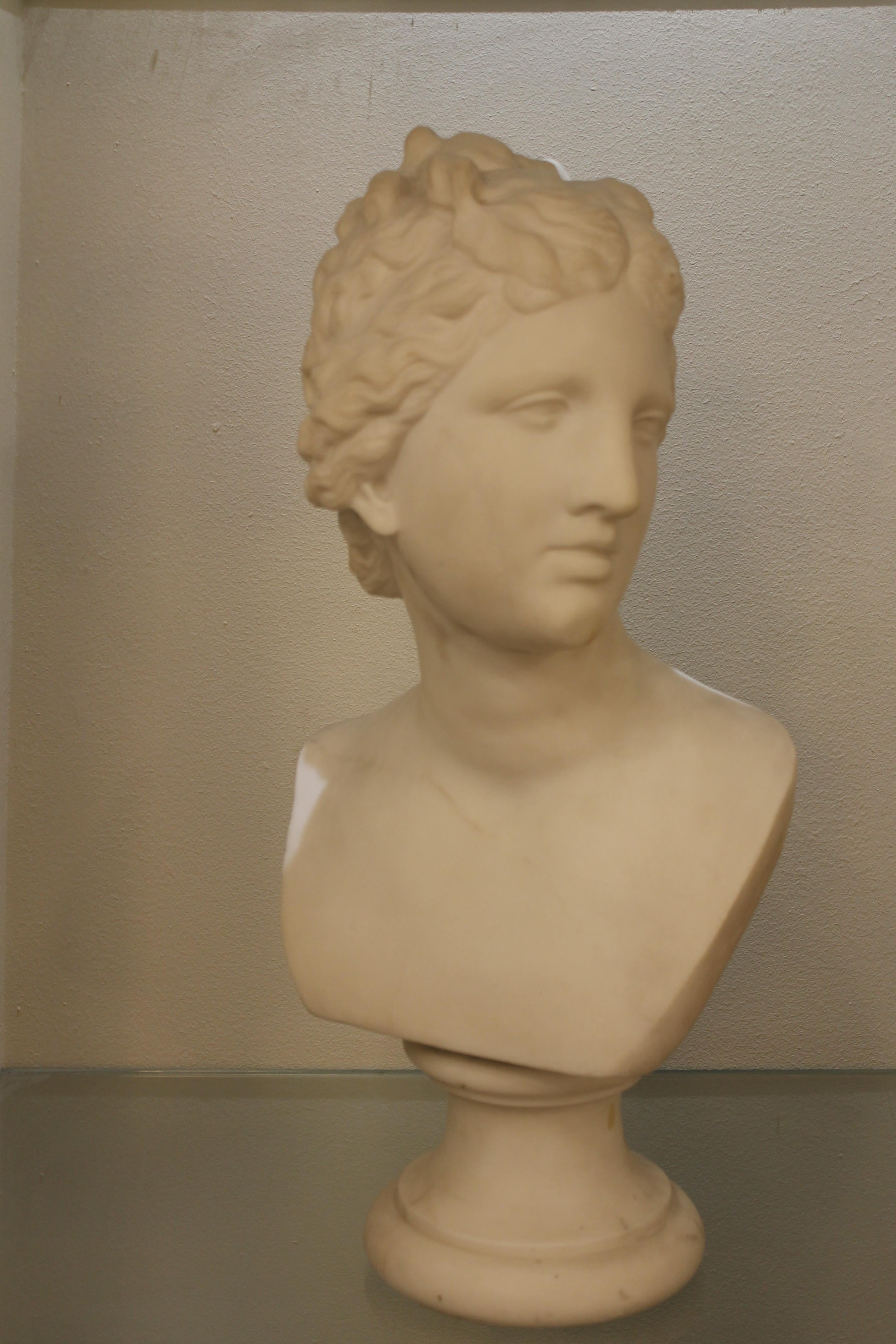 Marble bust, portrait of a girl, Carrara marble, signed Girard, it is represented classic, the face turned to the right. The statue rests on a fixed foot. XIX,th period.