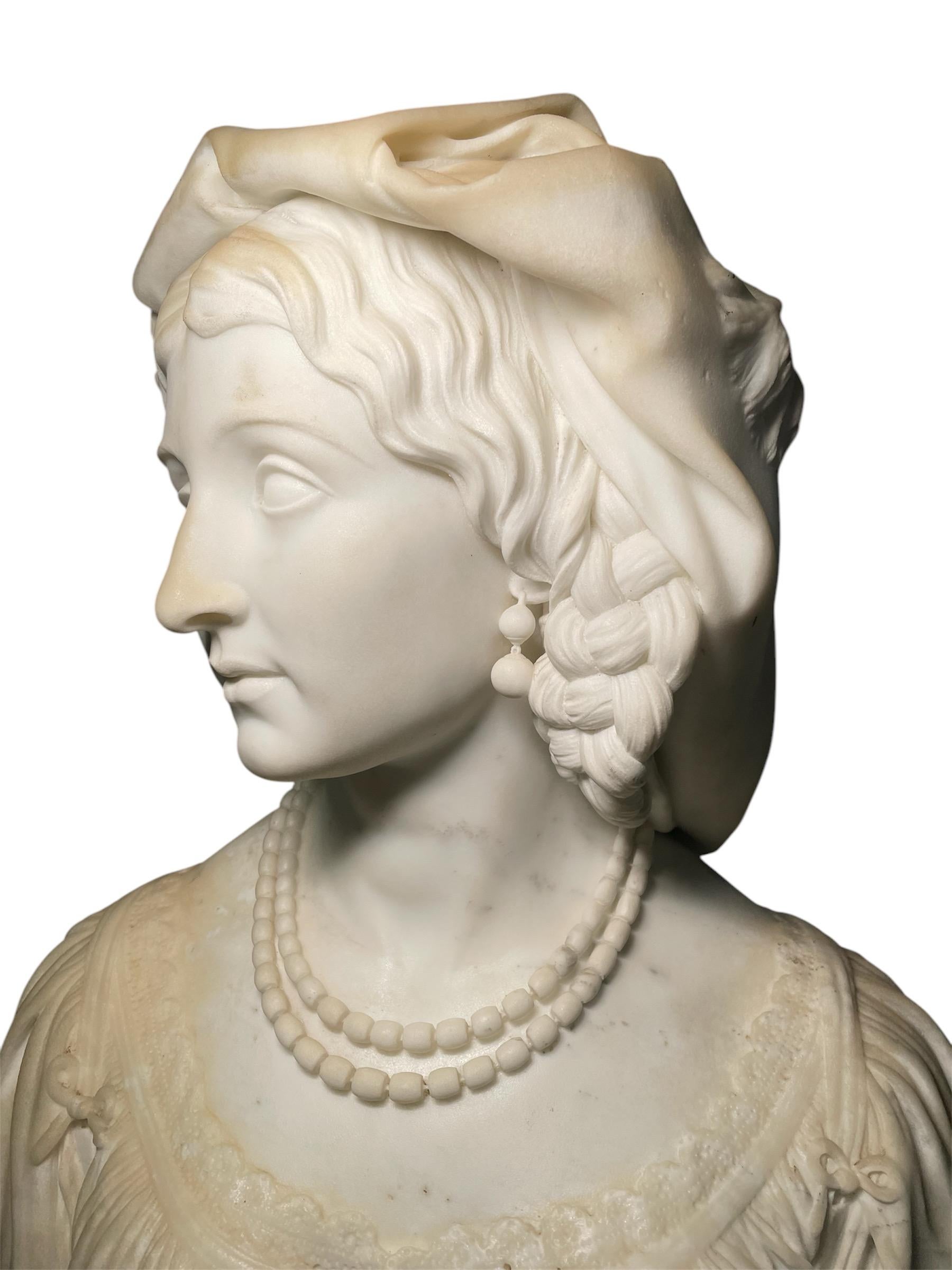 Il s'agit d'un buste en marbre blanc d'une jeune femme italienne, réalisé par John Whiting. Elle représente une paysanne italienne du XIXe siècle avec son costume caractéristique. Elle a de grands yeux expressifs et un nez romain. Ses cheveux