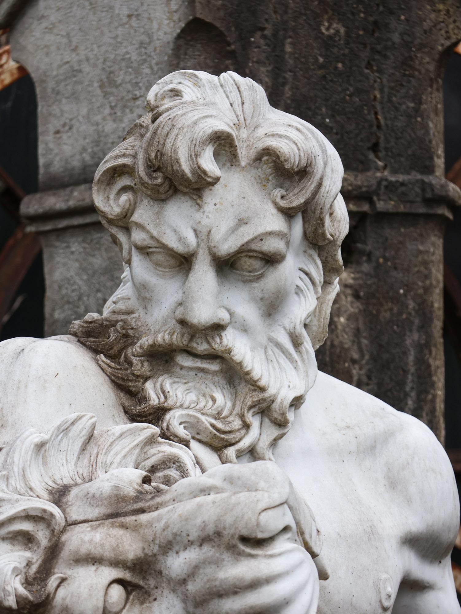 White Marble Bust of Hercules and the Nemean Lion - Late 20th Century In Good Condition For Sale In Baambrugge, NL
