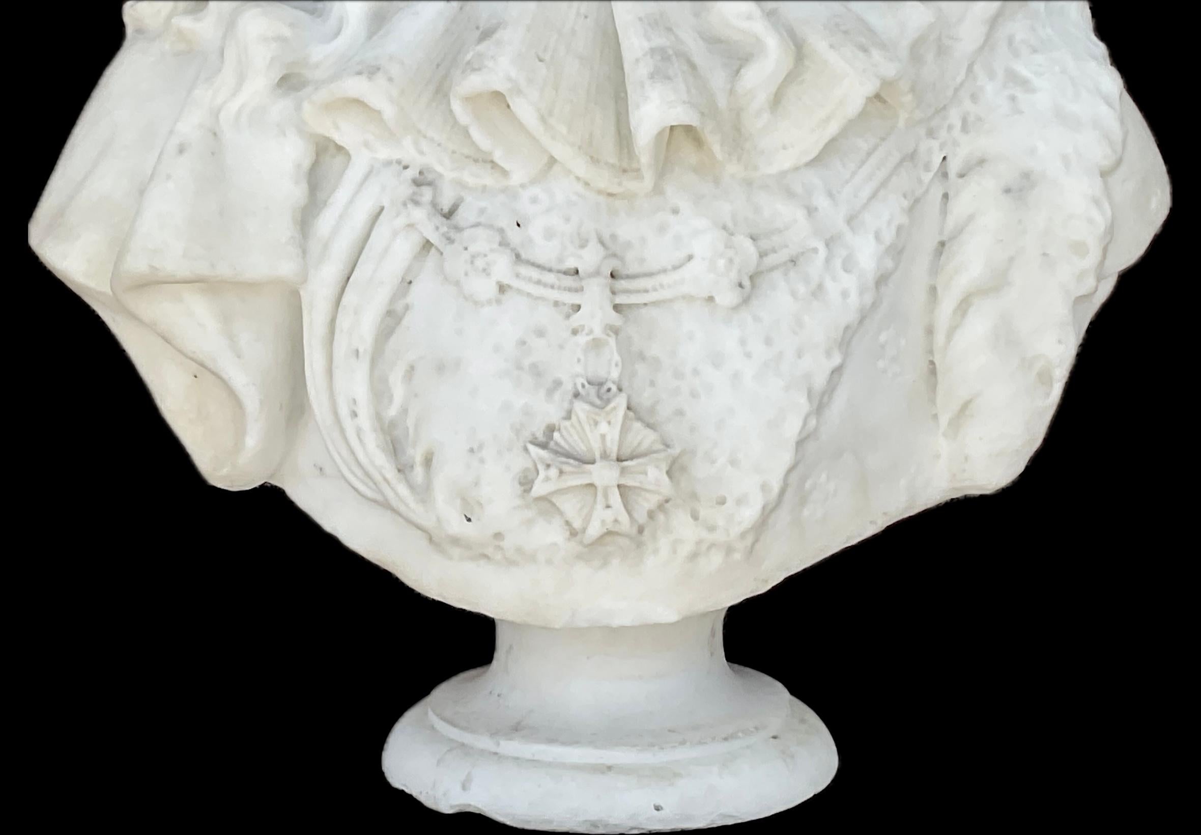 Busto in marmo bianco francese del XVIII/XIX secolo di Mark King XIV, il cui regno segnò l'apice della monarchia assoluta in Europa. L'imponente scultura è girevole su un basamento rotondo e, con le sue dimensioni di 30 x 26 pollici, incarna 
