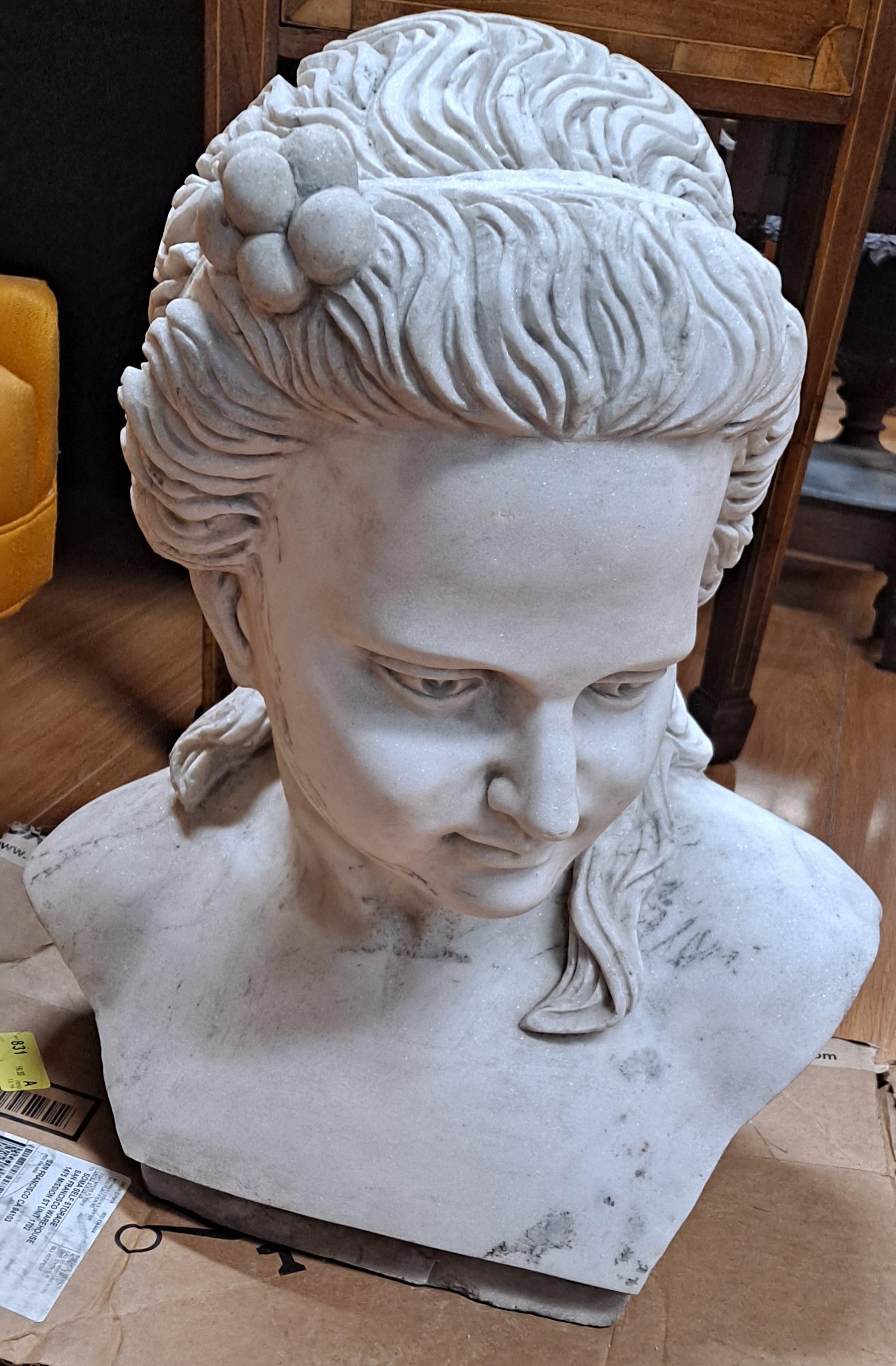Buste de jeune femme en marbre blanc 

15