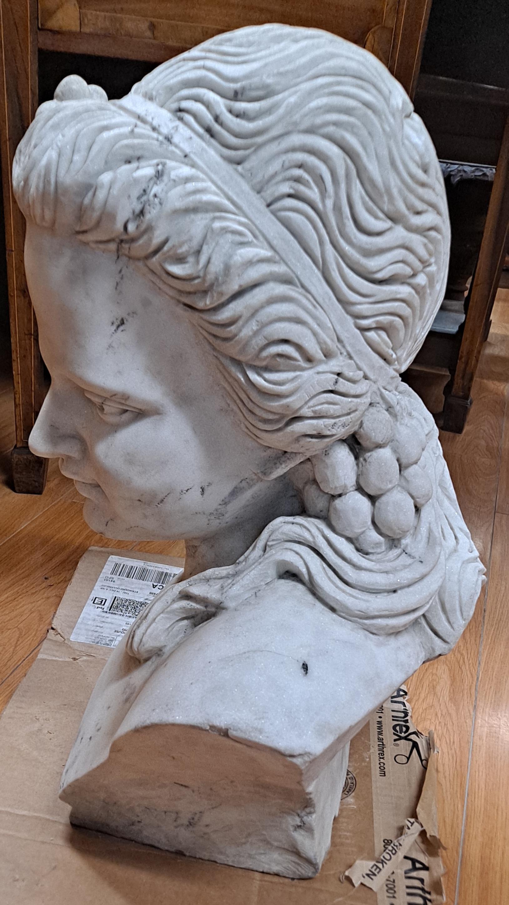 Marbre Buste de jeune femme en marbre blanc  en vente