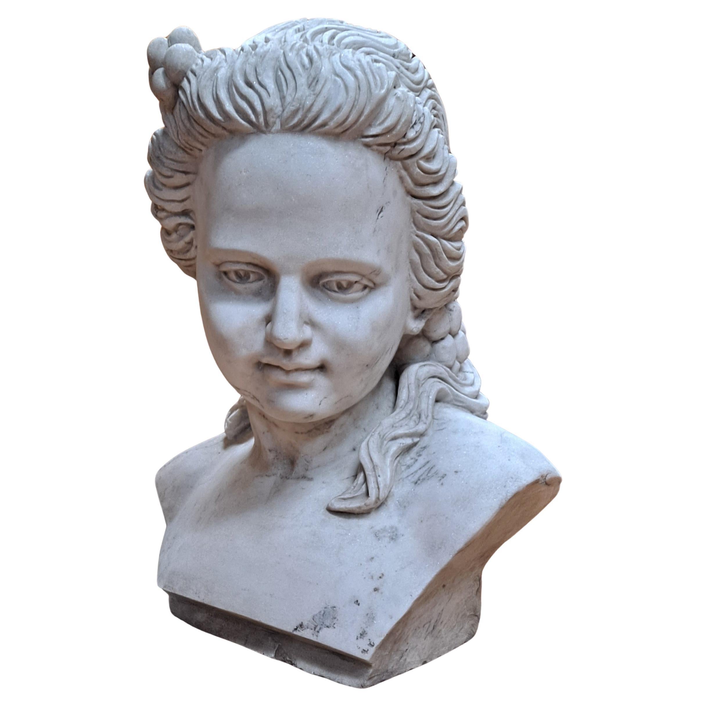 Buste de jeune femme en marbre blanc  en vente