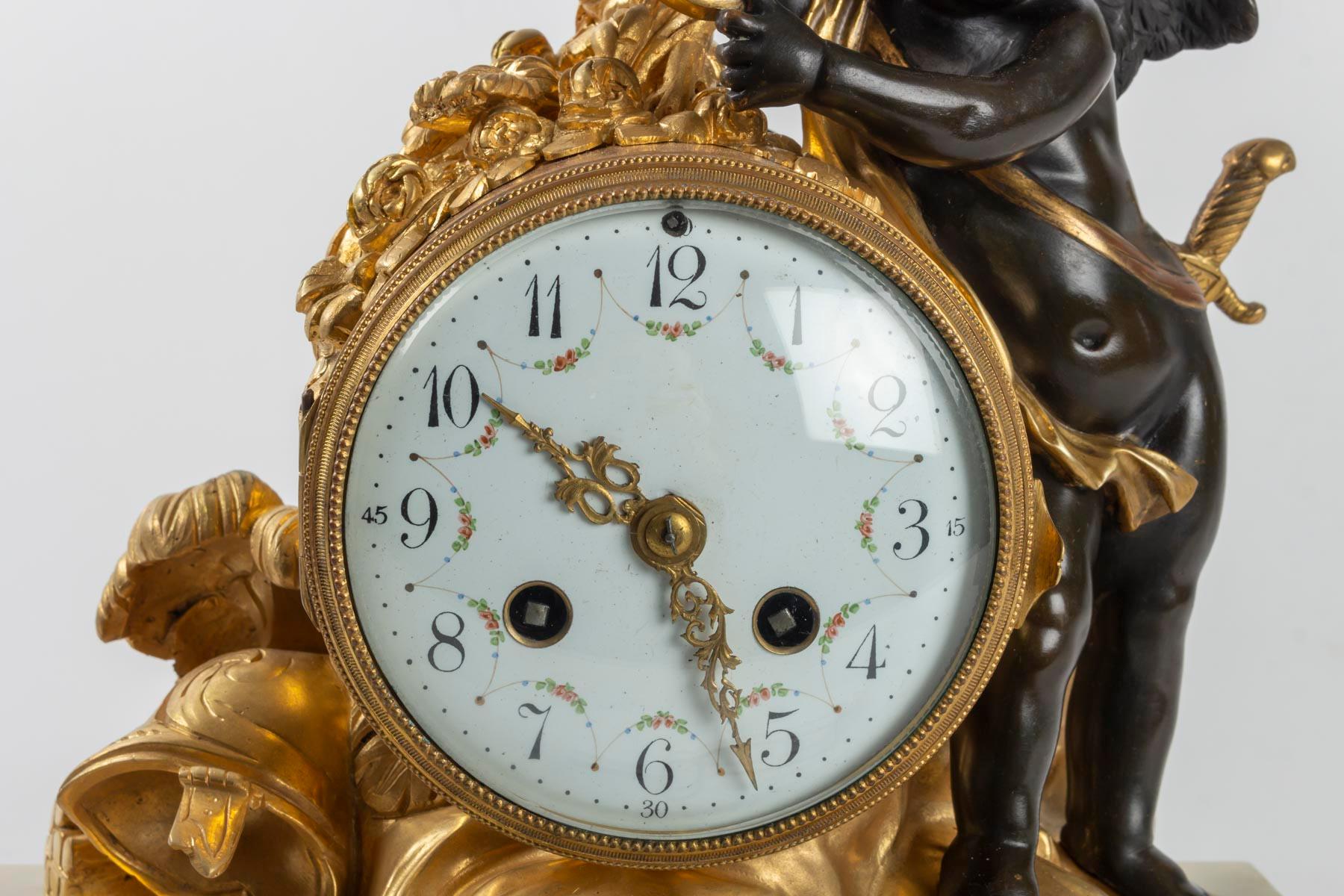 White marble clock, golden bronze and antique black, allegory of peace under the Reign of Louis XIV whose portrait is presented by a PUTTO, circa 1850.
Measures: H 31cm, W 26cm, P 13cm.